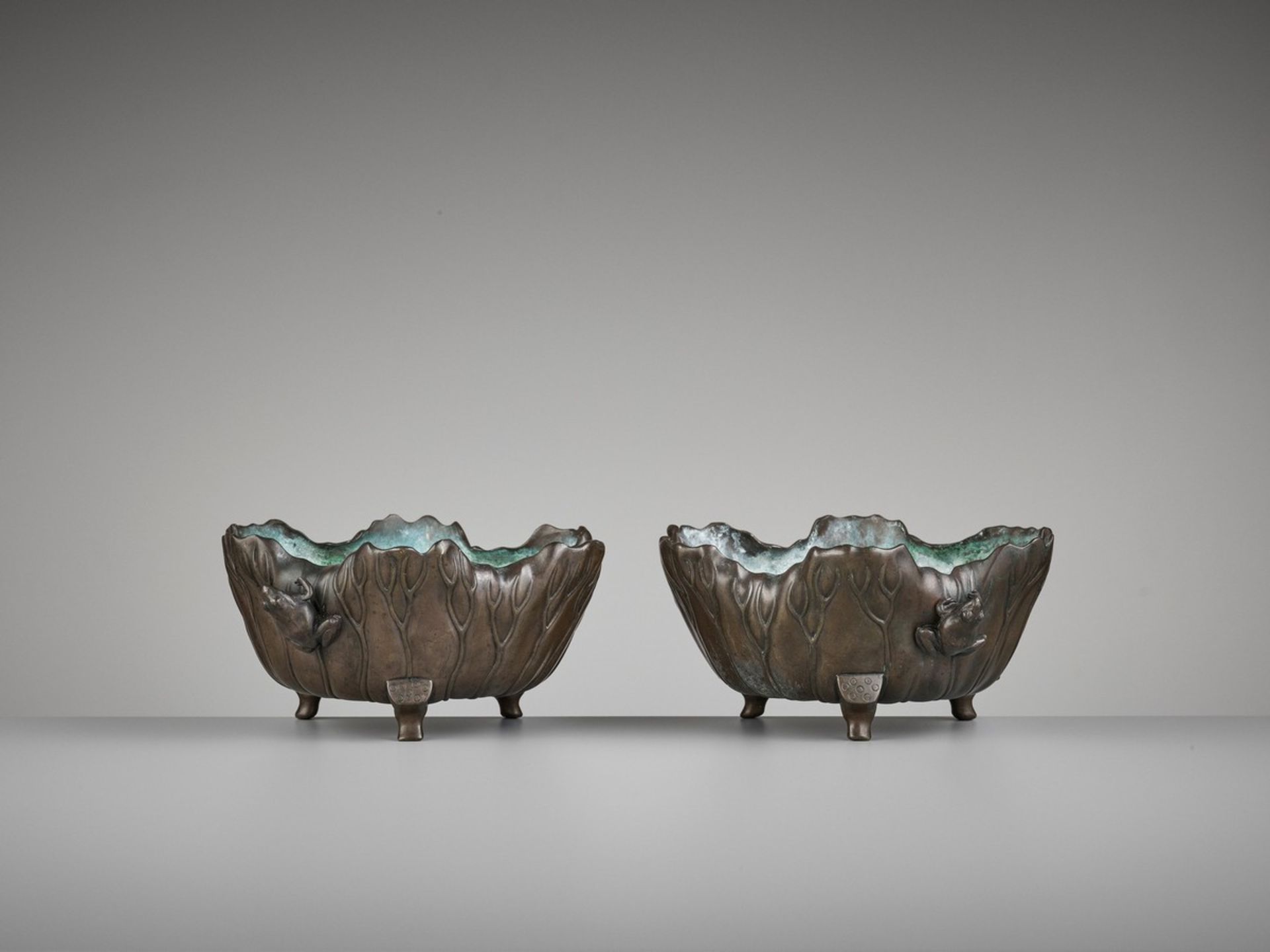 A PAIR OF BRONZE ‘LOTUS AND FROG’ WATER BASINS Japan, Meiji period (1868-1912)A pair of water basins - Bild 6 aus 9