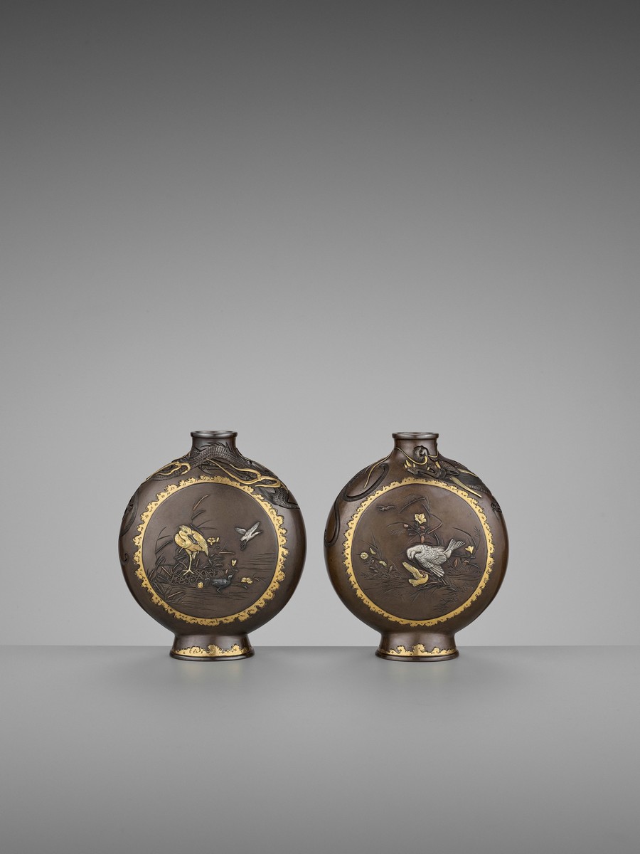 MIYABE ATSUYOSHI: A SUPERB PAIR OF PARCEL-GILT AND INLAID BRONZE MOON FLASKS By Miyabe Atsuyoshi, - Image 2 of 14