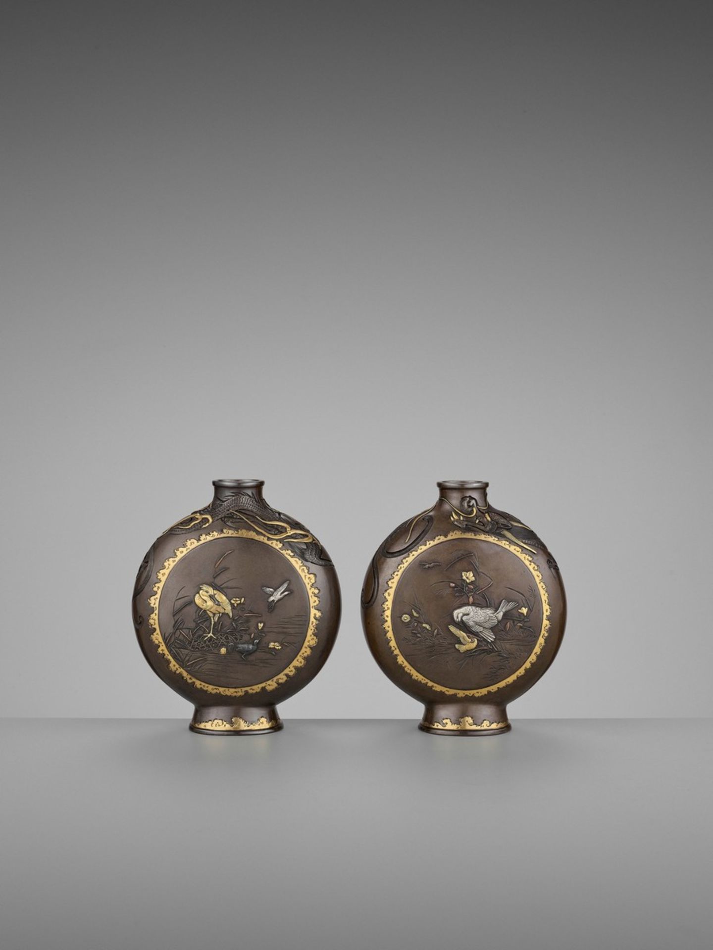 MIYABE ATSUYOSHI: A SUPERB PAIR OF PARCEL-GILT AND INLAID BRONZE MOON FLASKS By Miyabe Atsuyoshi, - Bild 2 aus 14