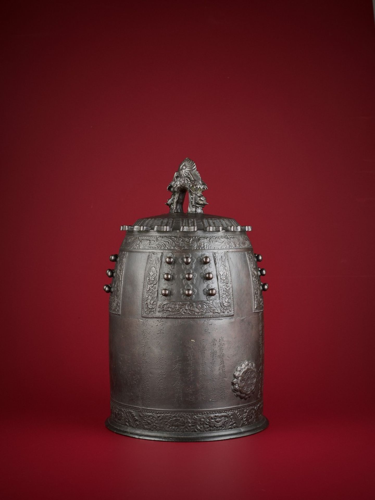 A BRONZE TEMPLE BELL, BONSHO, DATED 1754 Japan, dated 1754, Edo period (1615-1868)Of archaic form, - Bild 11 aus 14