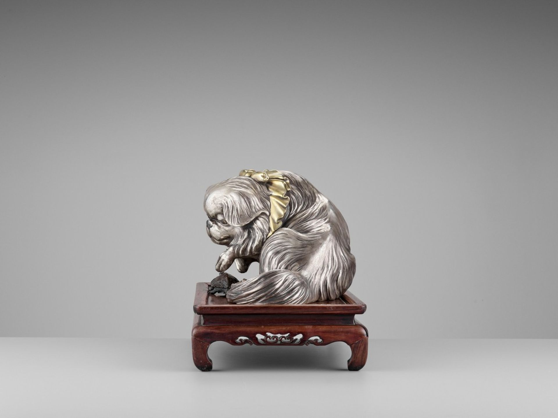 MARUKI COMPANY: AN EXCEPTIONAL AND LARGE PARCEL-GILT AND SILVERED OKIMONO OF A CHIN DOG By the - Bild 7 aus 18