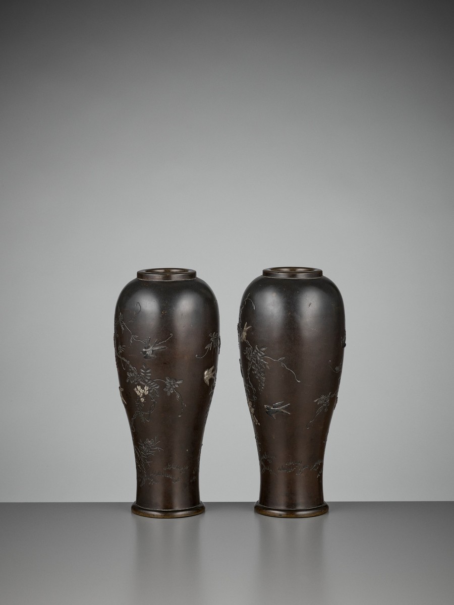 A PAIR OF INLAID BRONZE BALUSTER VASES BY MIYABE ATSUYOSHI FOR THE HAMADA COMPANY By Miyabe - Image 4 of 10