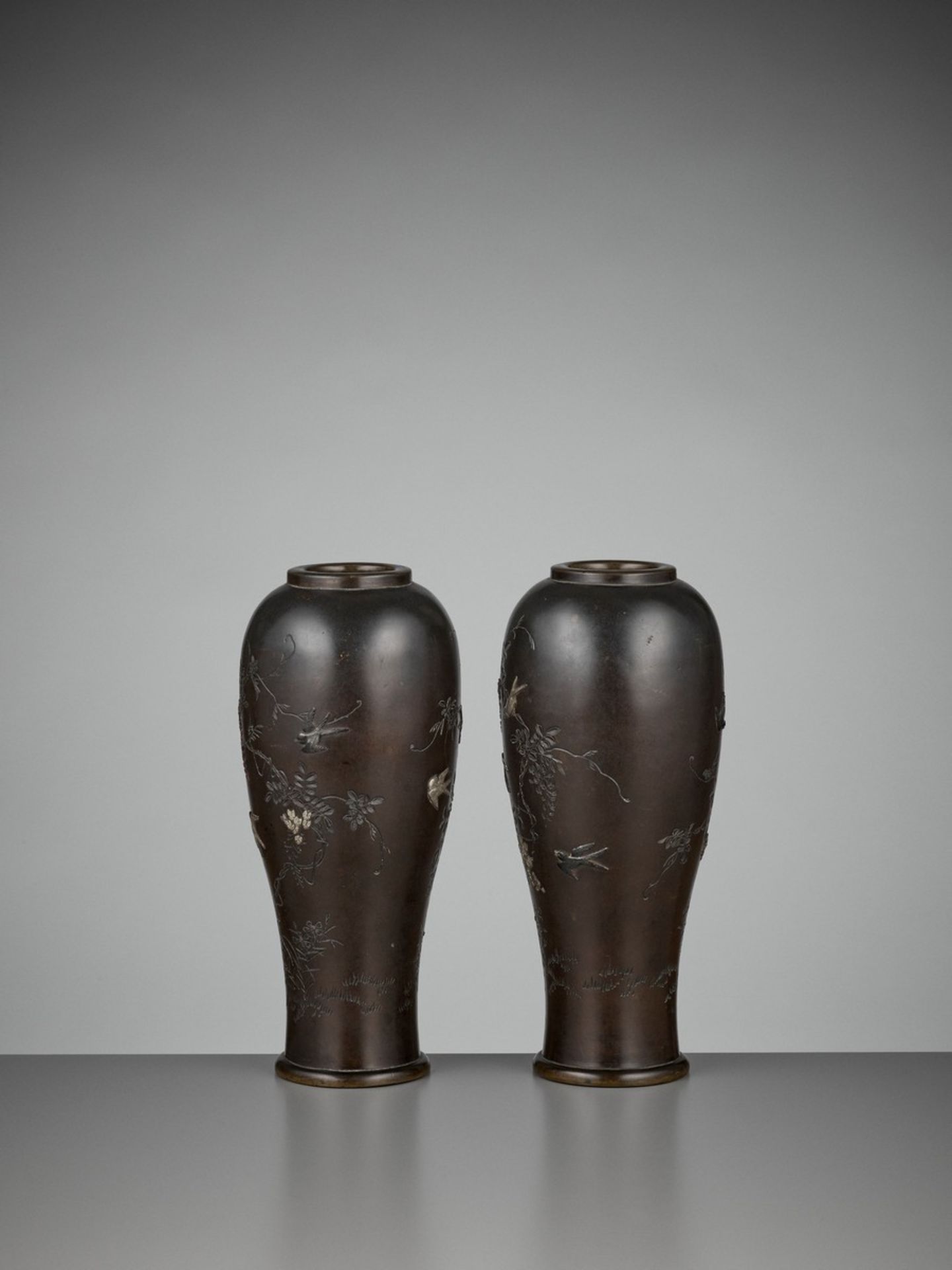 A PAIR OF INLAID BRONZE BALUSTER VASES BY MIYABE ATSUYOSHI FOR THE HAMADA COMPANY By Miyabe - Bild 4 aus 10