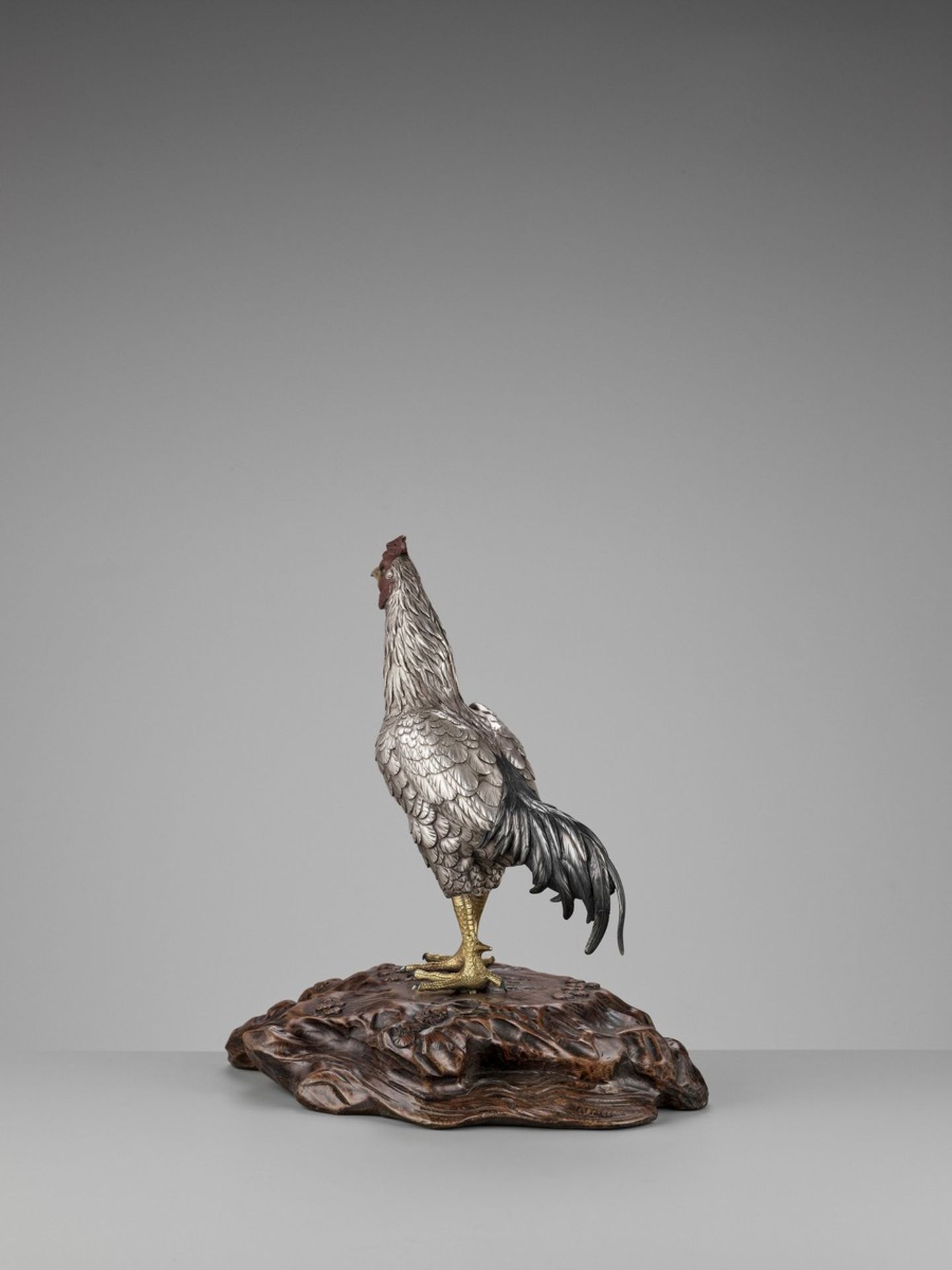 SEIYA: AN UNUSUAL AND RARE PARCEL-GILT SILVERED BRONZE OKIMONO OF A COCKEREL By Genryusai Seiya, - Bild 7 aus 14