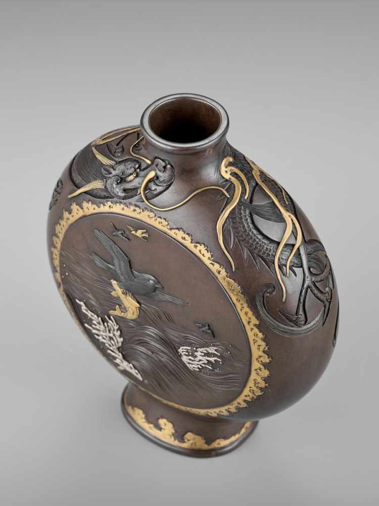 MIYABE ATSUYOSHI: A SUPERB PAIR OF PARCEL-GILT AND INLAID BRONZE MOON FLASKS By Miyabe Atsuyoshi, - Image 3 of 14