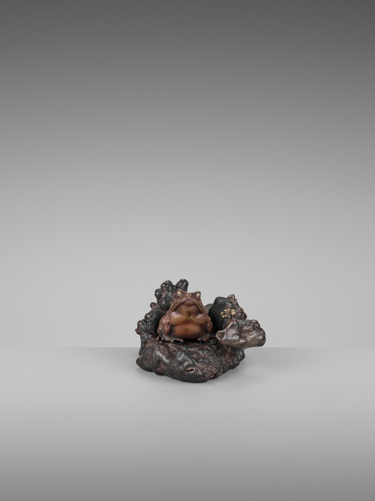 A FINE PARCEL-GILT BRONZE AND ROOT WOOD OKIMONO OF A TOAD Japan, Meiji period (1868-1912)The toad - Image 5 of 12