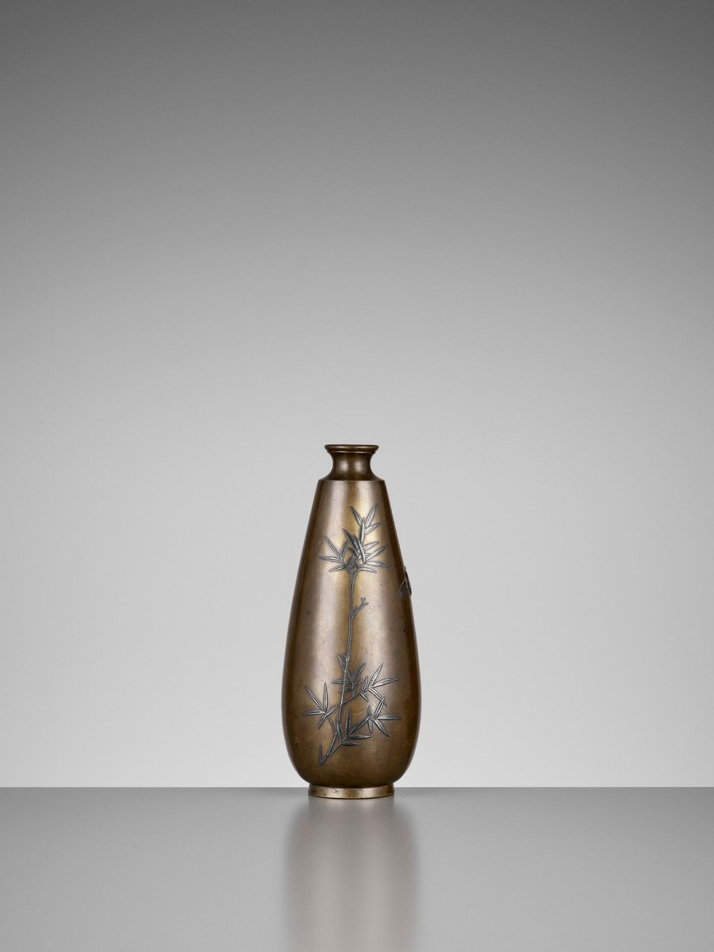 BIZAN: A SENTOKU BRONZE VASE WITH A SPARROW AND BAMBOO Signed BizanJapan, Meiji period (1868-1912) - Bild 3 aus 9