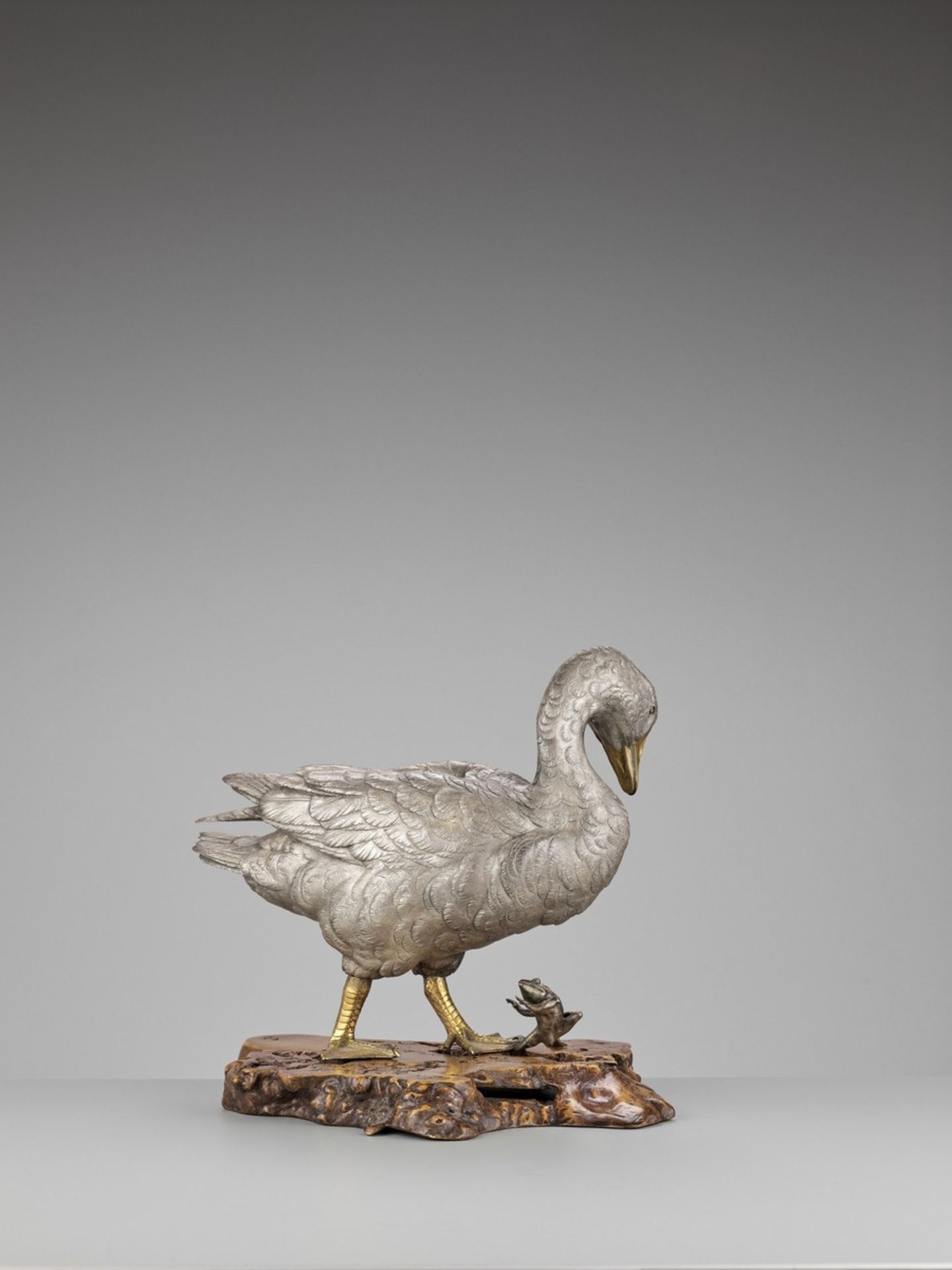 OSHIMOTO SEIJI: AN EXTREMELY FINE AND LARGE PARCEL-GILT AND SILVERED BRONZE OKIMONO OF A GOOSE - Bild 9 aus 14