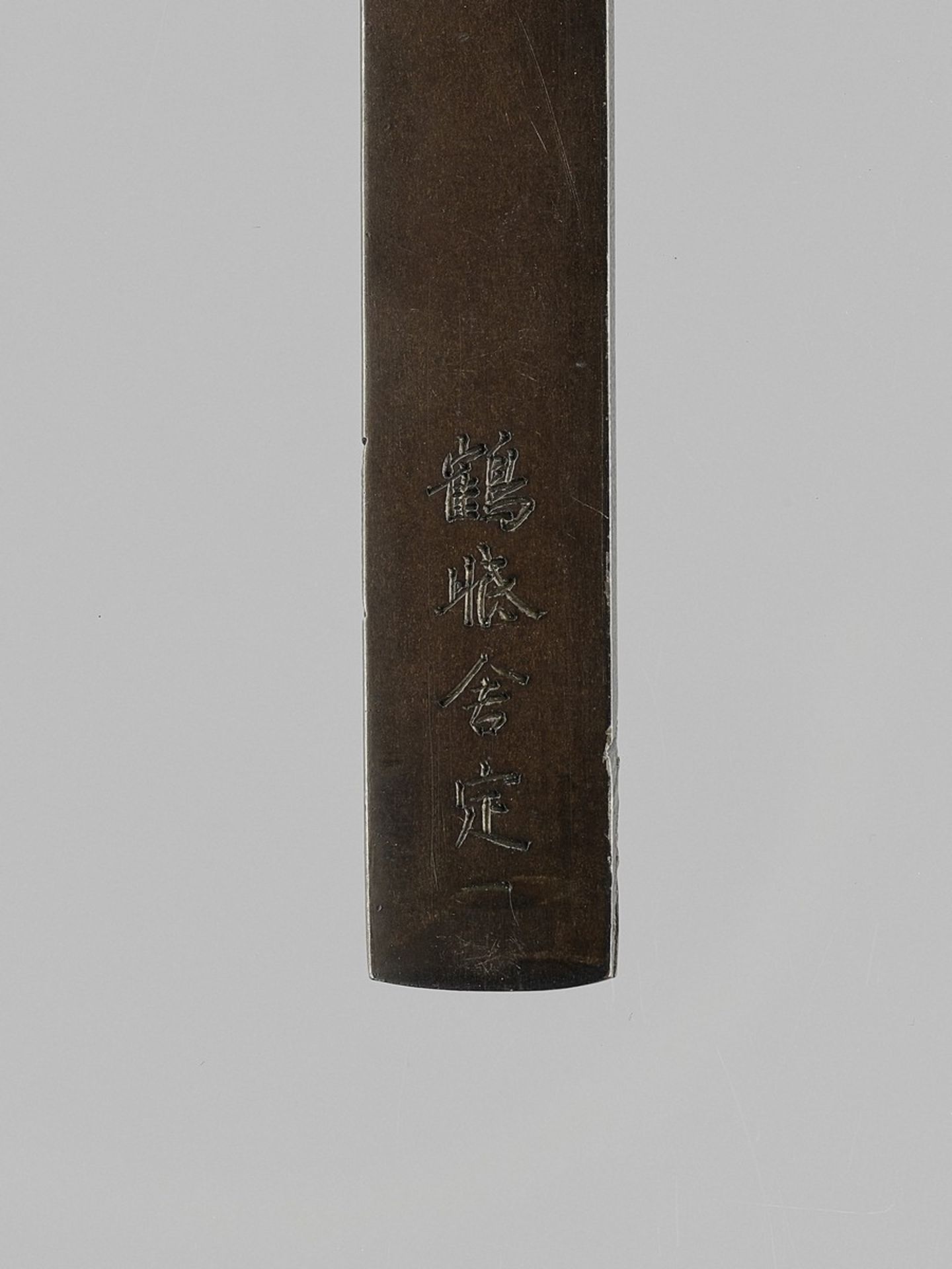 KAKUMINSHA TEIICHI: A SHIBUICHI KOZUKA WITH A MONKEY AND WASP Signed Kakuminsha Teiichi (Sadakazu) - Bild 4 aus 5