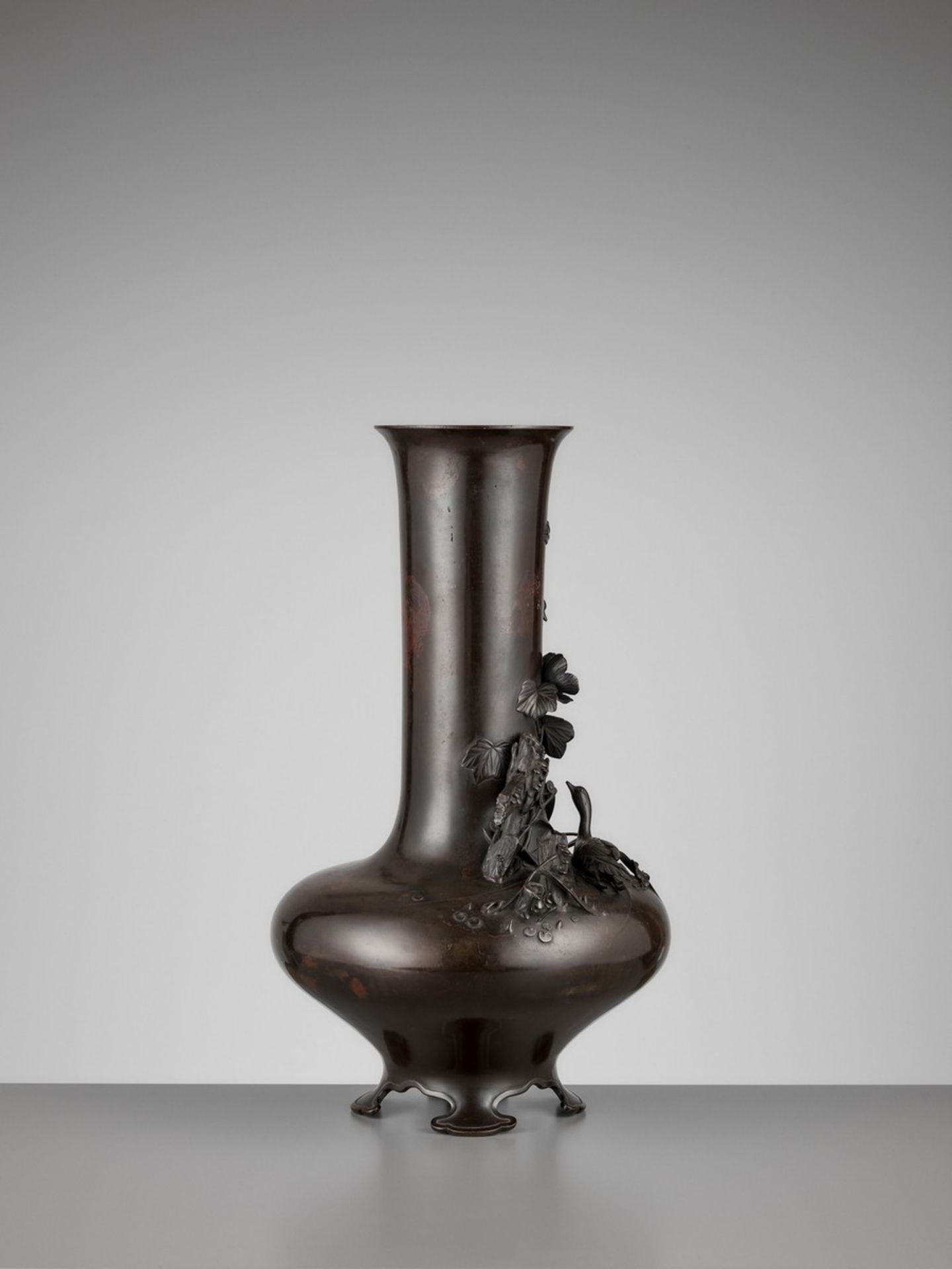 A LARGE BRONZE VASE WITH GEESE AND WATER LILIES Japan, Meiji period (1868-1912)The vase with a - Bild 7 aus 10