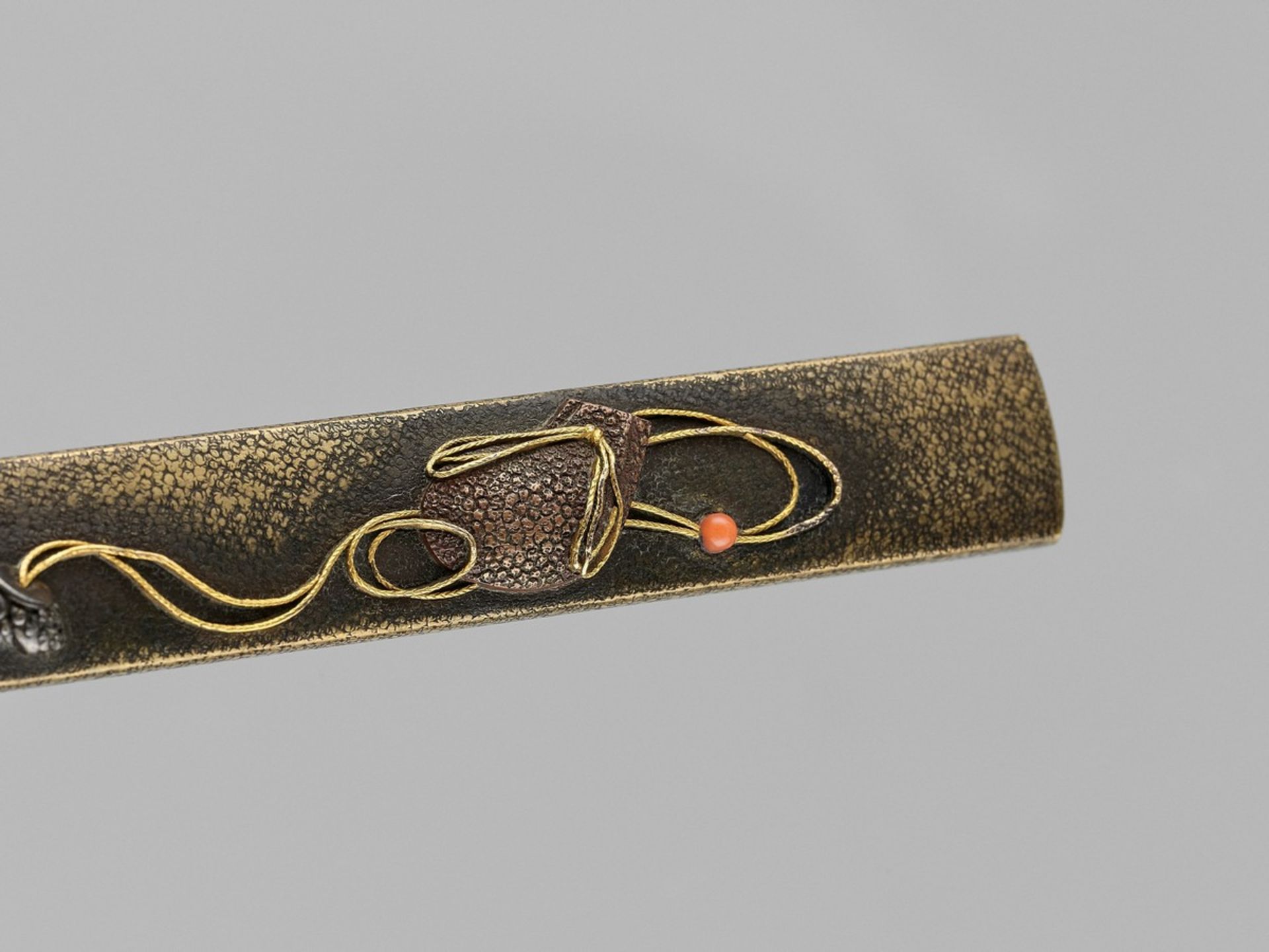 A RARE SENTOKU KOZUKA WITH SAGEMONO Japan, 19th centuryThe sentoku kozuka inlaid with a copper - Bild 2 aus 4