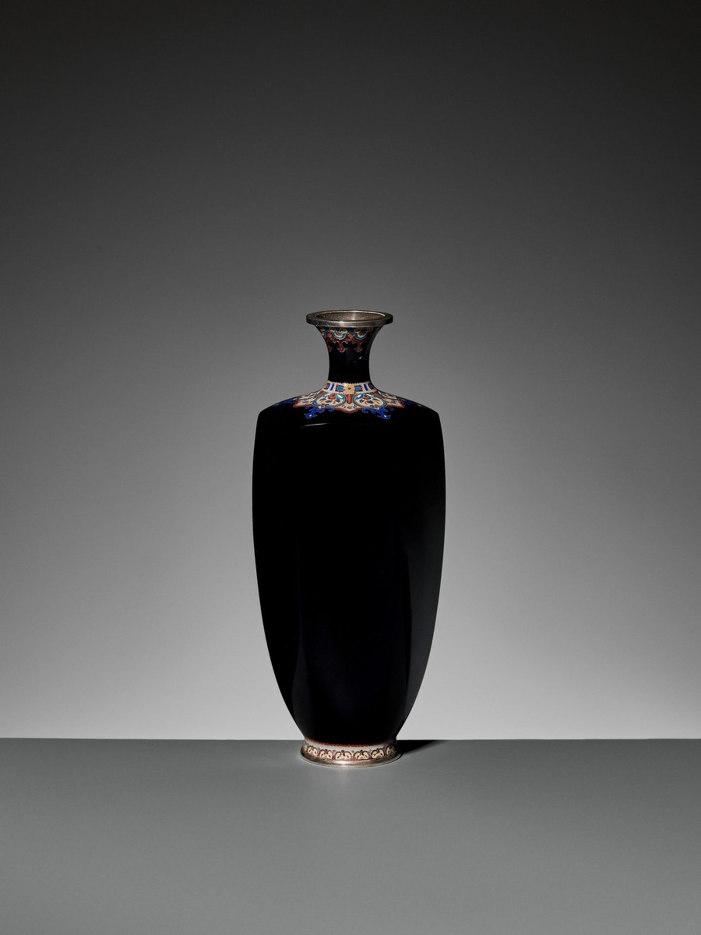 NAMIKAWA YASUYUKI: A HEXAGONAL CLOISONNÉ VASE WITH SUZUME, c. 1900 By Namikawa Yasuyuki (1845-1927), - Bild 6 aus 14