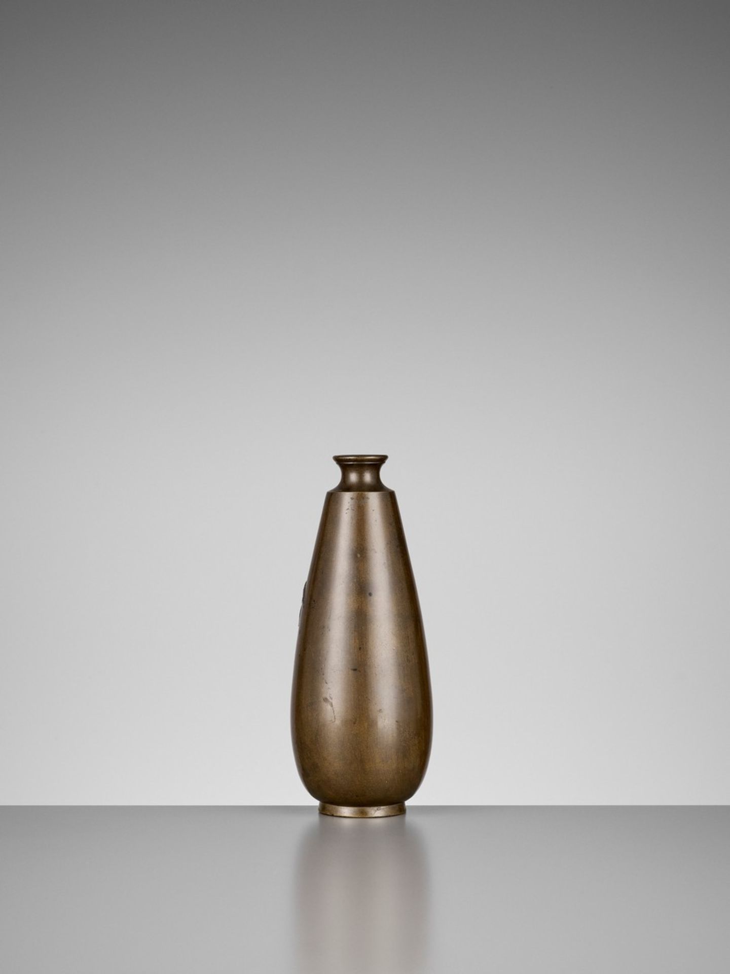 BIZAN: A SENTOKU BRONZE VASE WITH A SPARROW AND BAMBOO Signed BizanJapan, Meiji period (1868-1912) - Bild 5 aus 9