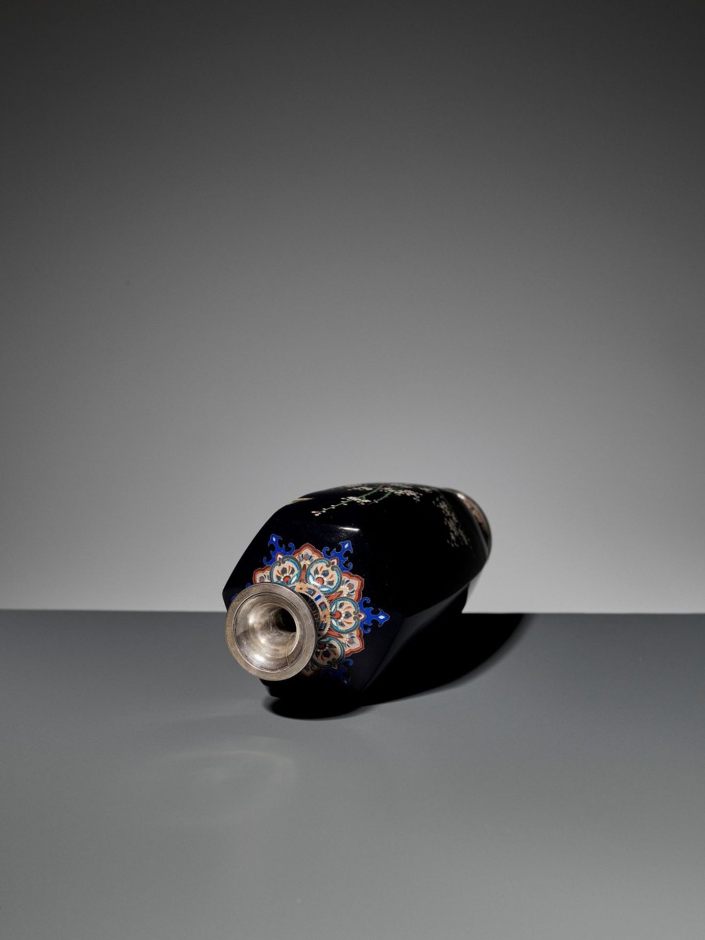 NAMIKAWA YASUYUKI: A HEXAGONAL CLOISONNÉ VASE WITH SUZUME, c. 1900 By Namikawa Yasuyuki (1845-1927), - Bild 10 aus 14