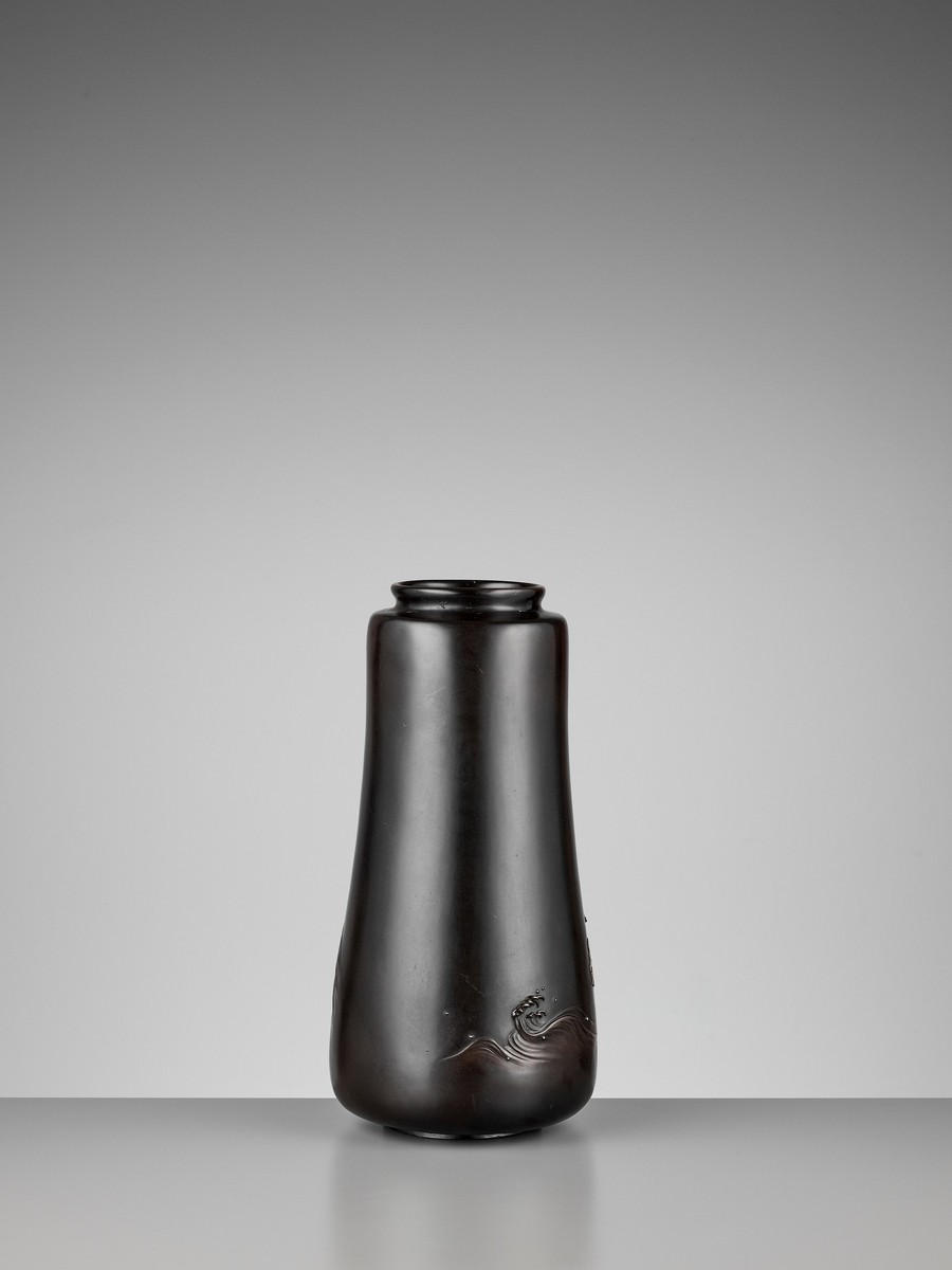 AN IMPRESSIVE SILVER-INLAID BLACK-PATINATED BRONZE VASE WITH A MINOGAME, INSCRIBED ZESHIN Japan, - Image 6 of 10