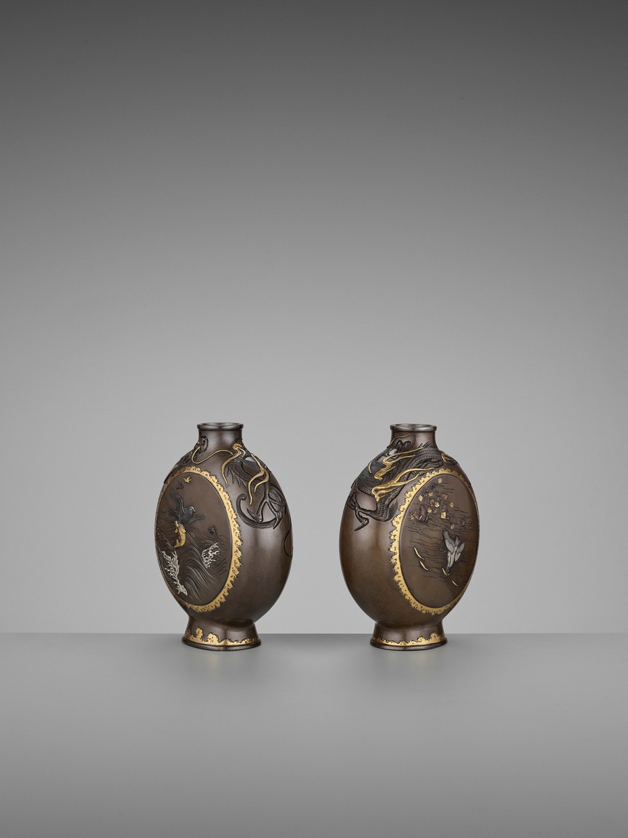 MIYABE ATSUYOSHI: A SUPERB PAIR OF PARCEL-GILT AND INLAID BRONZE MOON FLASKS By Miyabe Atsuyoshi, - Image 8 of 14