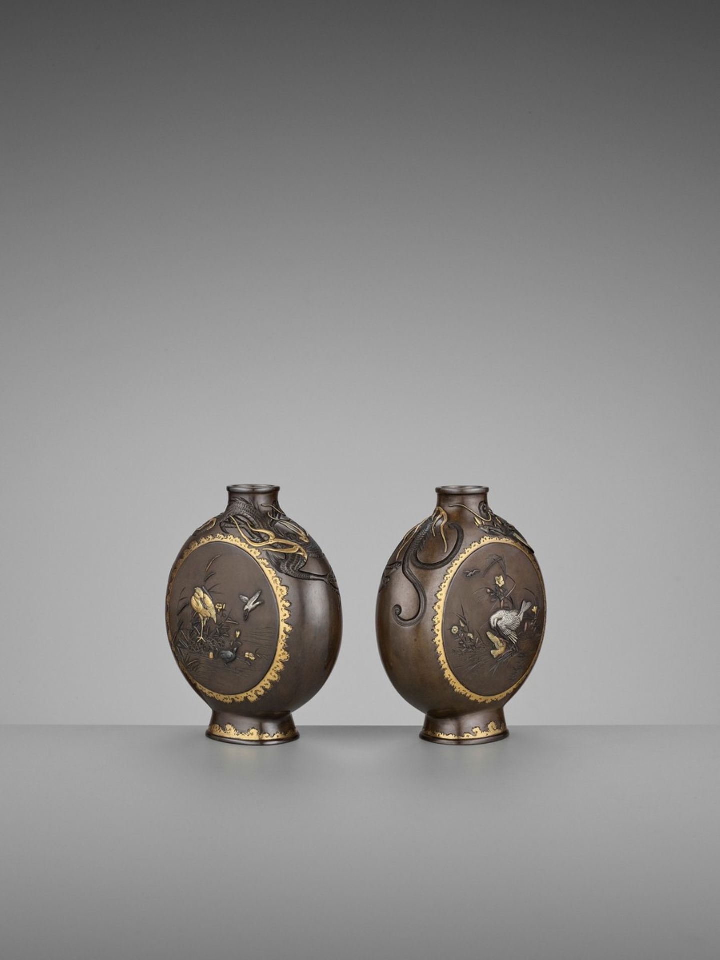 MIYABE ATSUYOSHI: A SUPERB PAIR OF PARCEL-GILT AND INLAID BRONZE MOON FLASKS By Miyabe Atsuyoshi, - Bild 6 aus 14