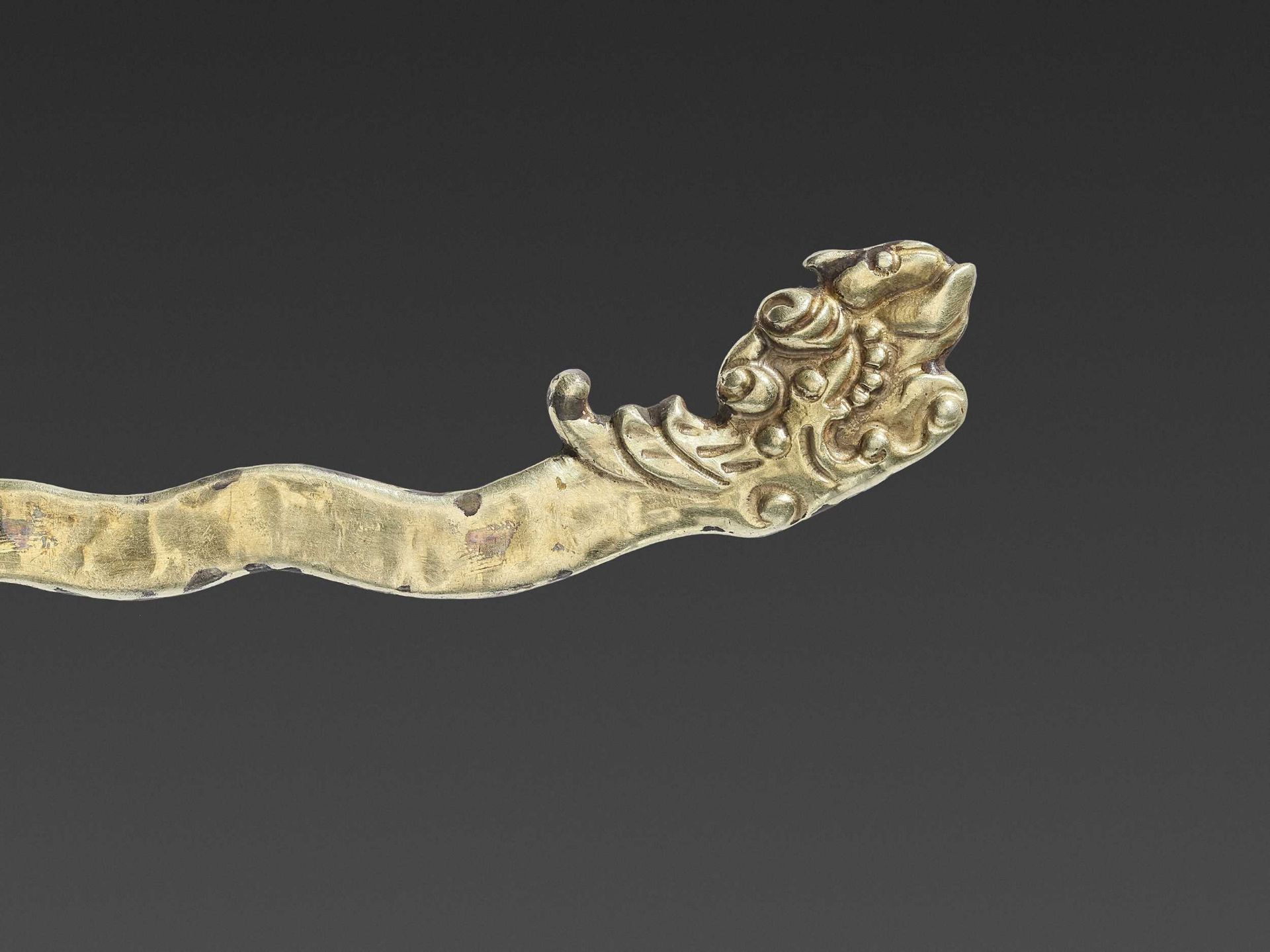 A VIETNAMESE GILT SILVER ‘DRAGON’HAIRPIN, EX-COLLECTION BAO DAI - Bild 4 aus 5