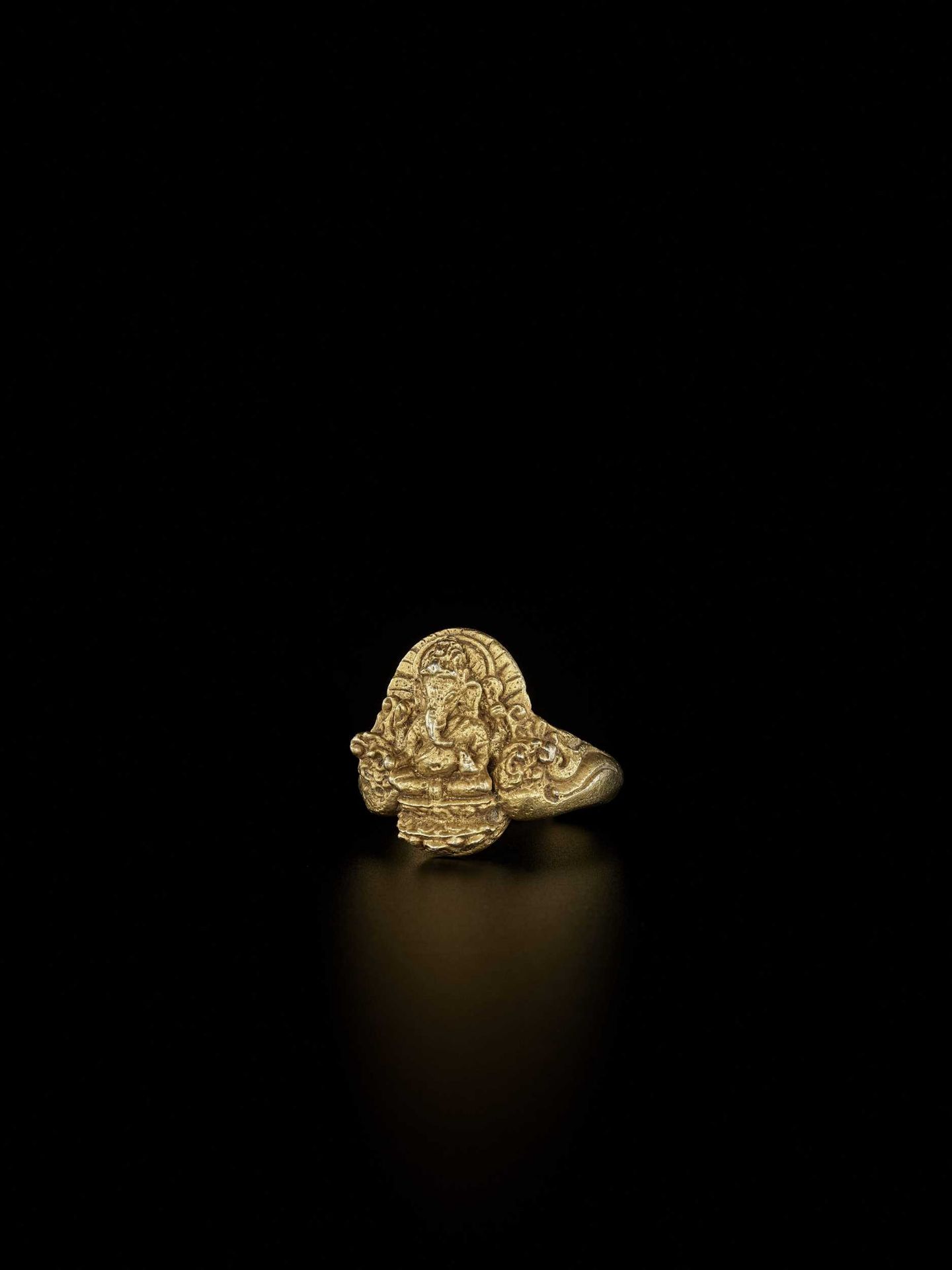 A MASSIVE AND ELABORATE CHAM GOLD RING WITH GANESHA