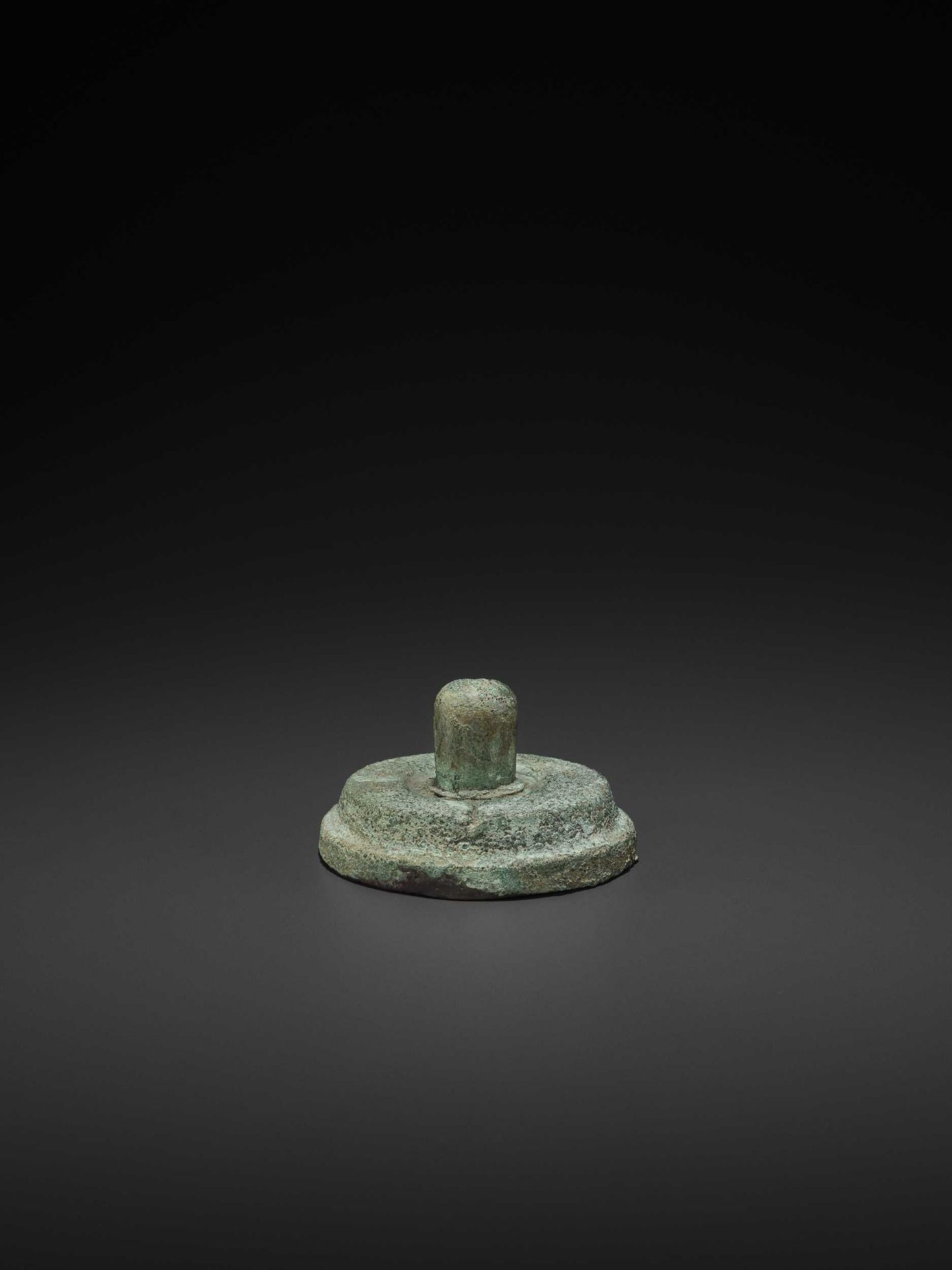 A CAMBODIAN PRE-ANGKOR ELECTRUM LINGAM-YONI - Bild 2 aus 7