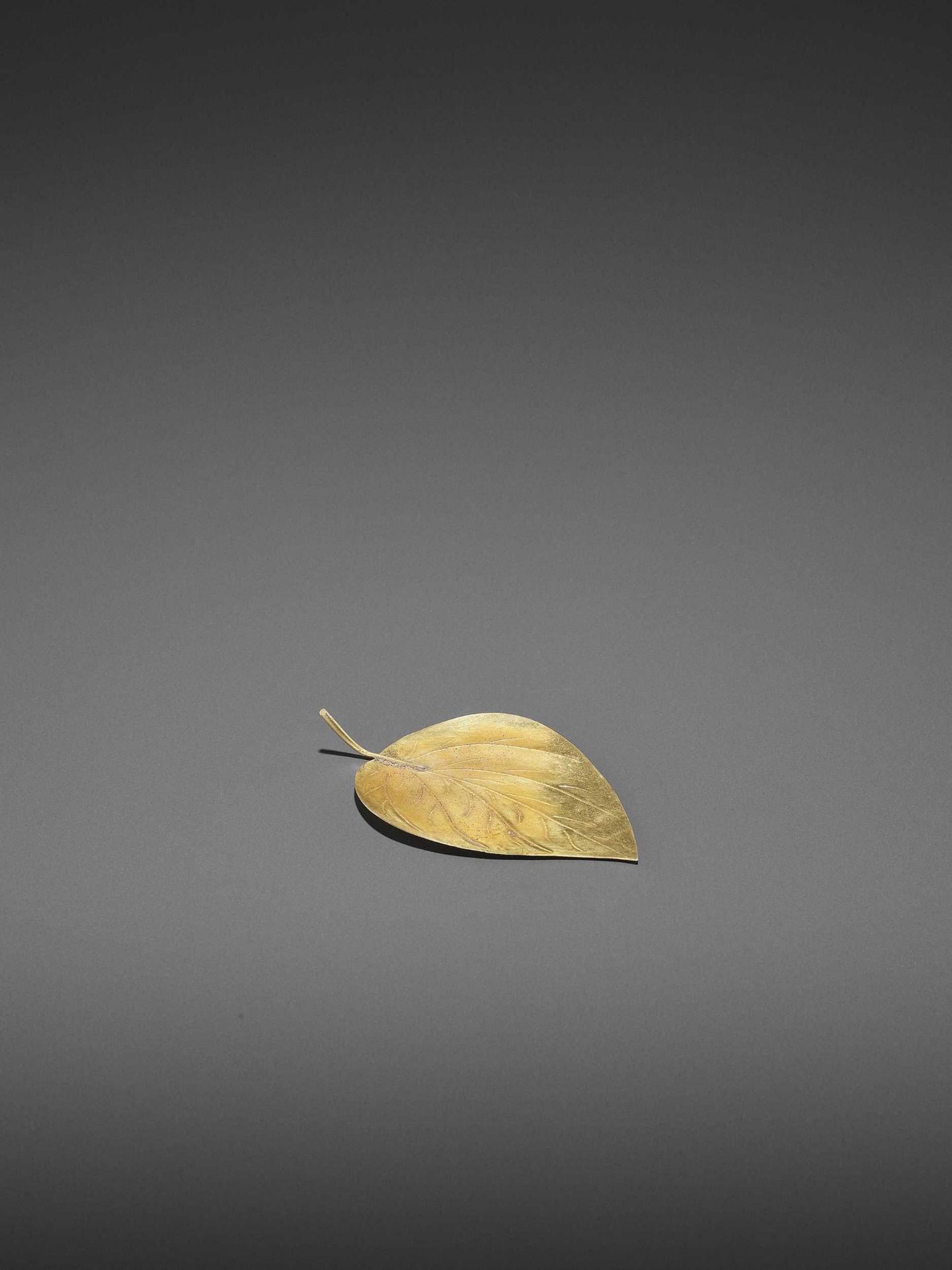 A FINE VIETNAMESE GOLD ‘LEAF’ DISH, EX-COLLECTION BAO DAI - Bild 4 aus 7