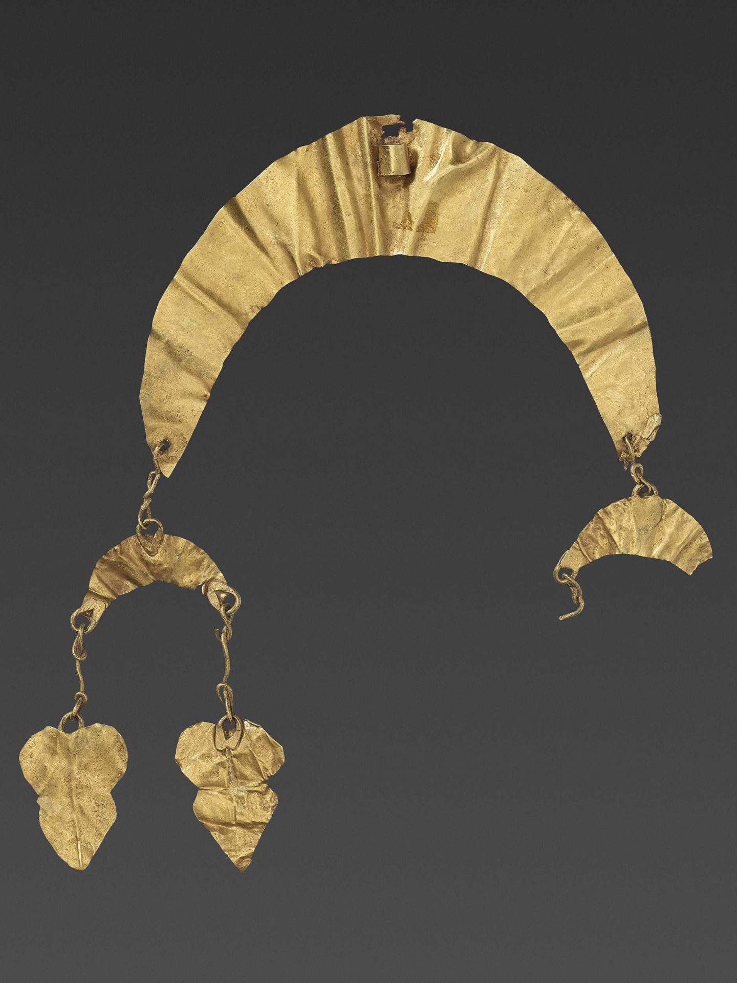 A BACTRIAN GOLD ‘CRESCENT MOON’ HAIR ORNAMENT - Bild 3 aus 4