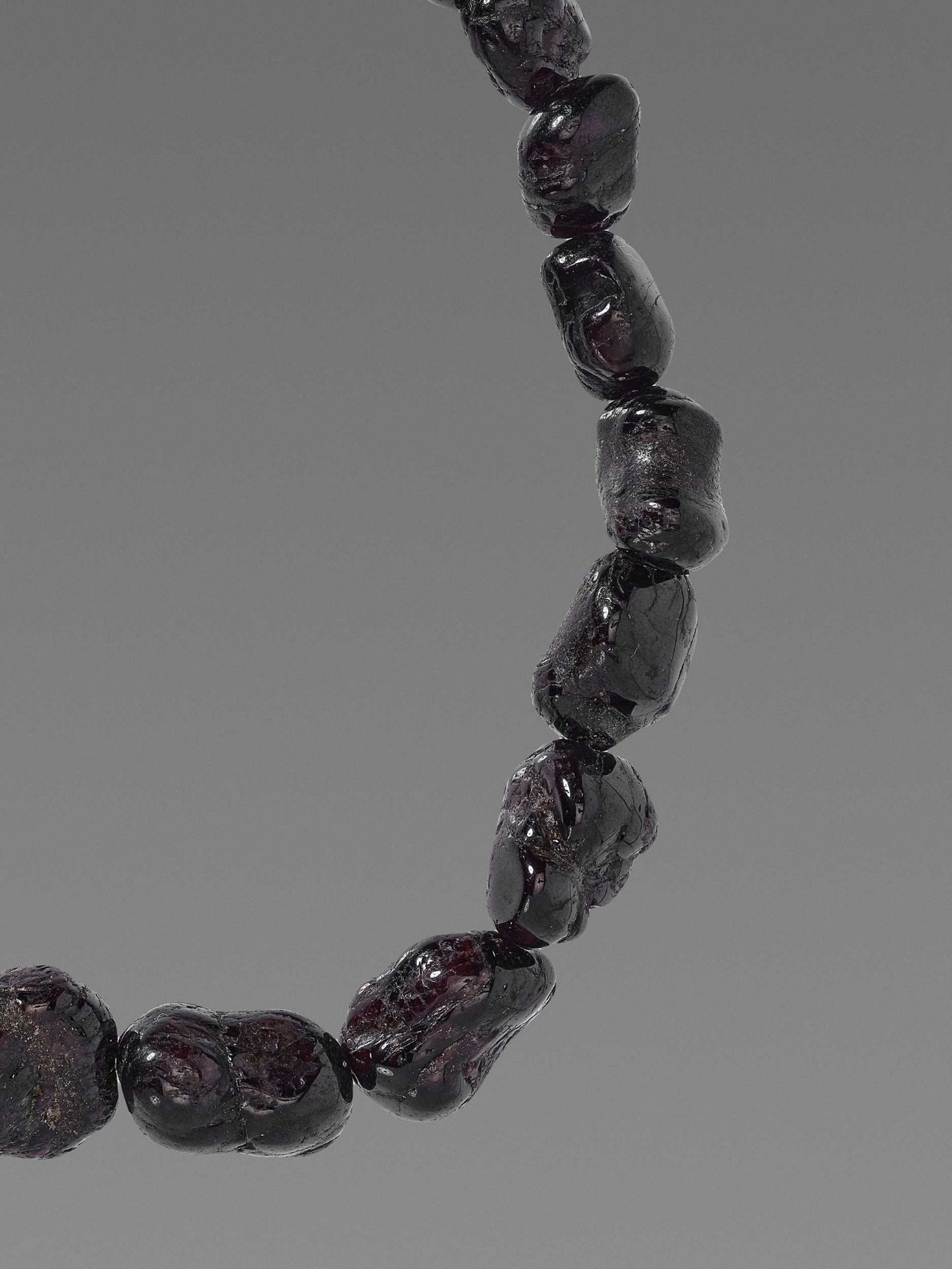 A PERSIAN NECKLACE WITH 27 GARNETS, EX-COLLECTION MOHAMMAD REZA PAHLAVI - Bild 3 aus 5