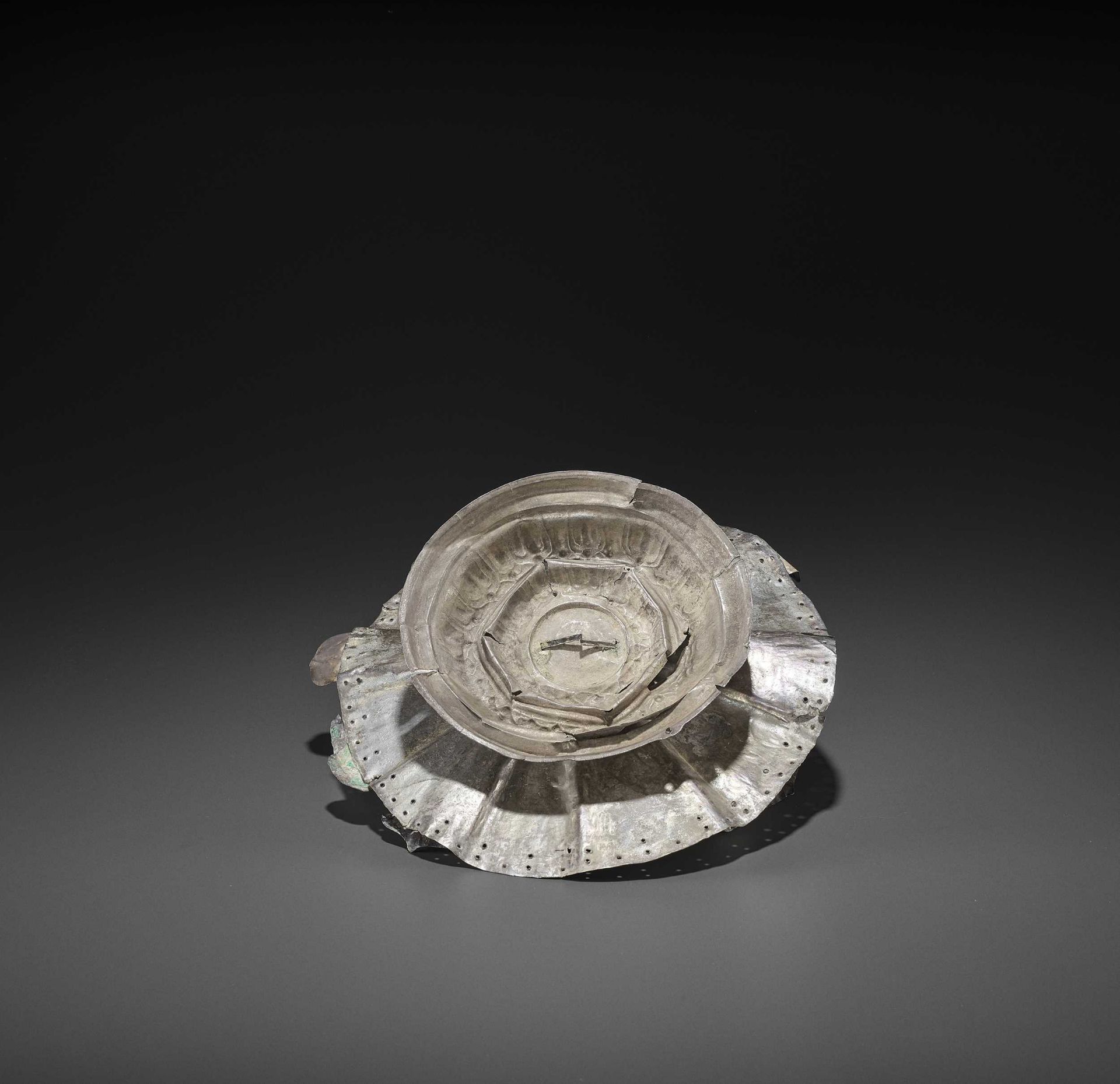 AN EXCEPTIONAL CHAM SILVER REPOUSSÉ ‘OPEN LOTUS’ RITUAL OBJECT - Bild 7 aus 7