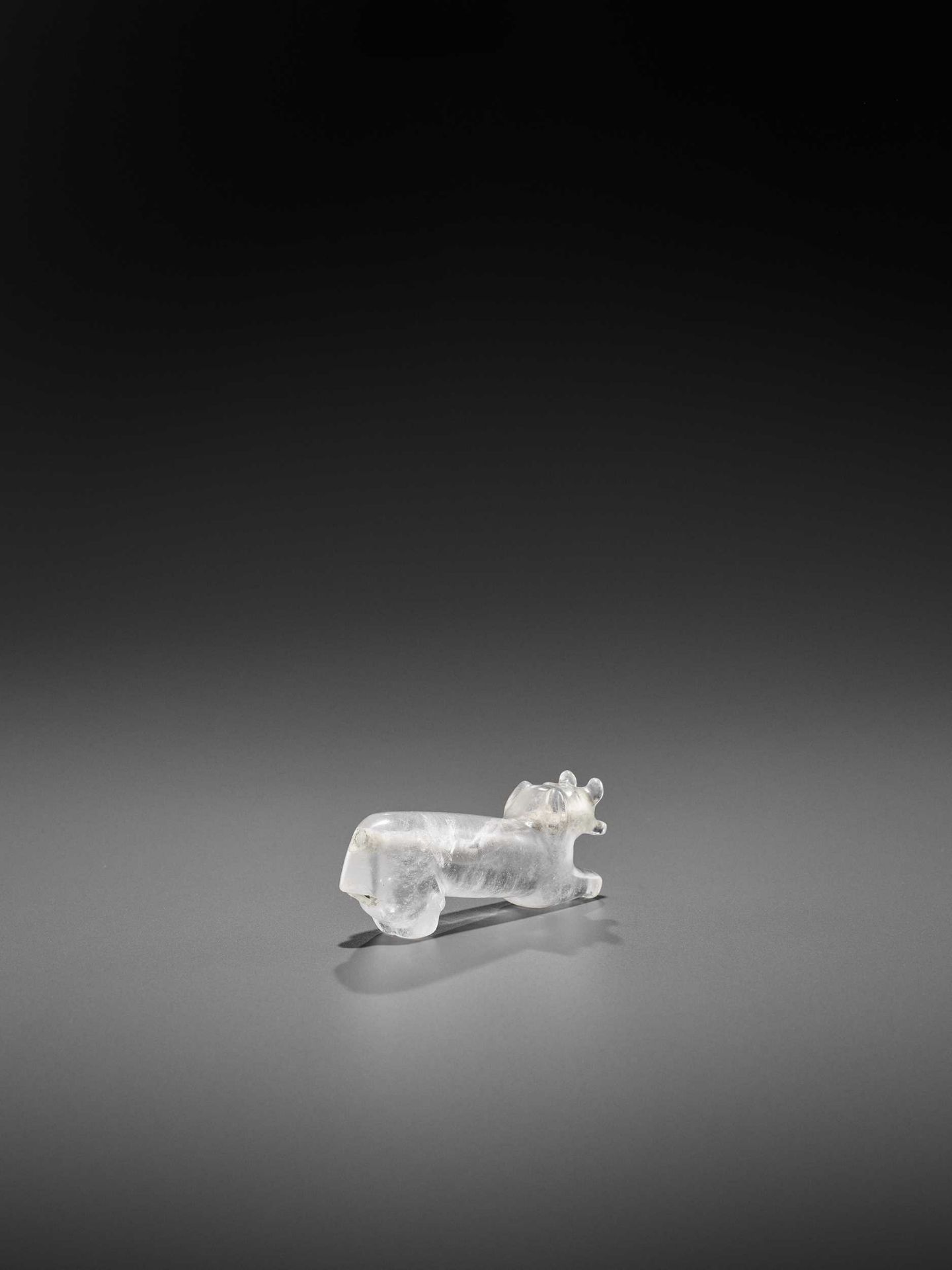 A VERY RARE PYU ROCK CRYSTAL TALISMAN DEPICTING A TIGER WITH CUB IN ITS MOUTH - Bild 6 aus 8