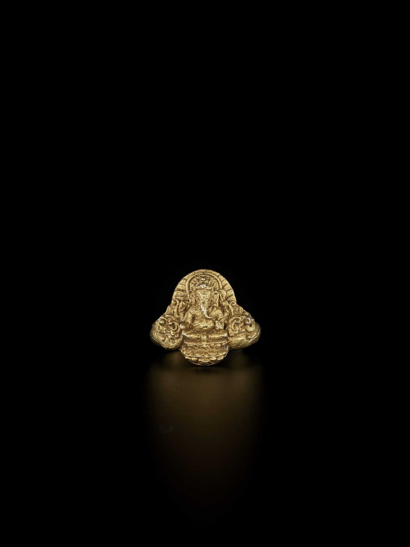 A MASSIVE AND ELABORATE CHAM GOLD RING WITH GANESHA - Bild 3 aus 5