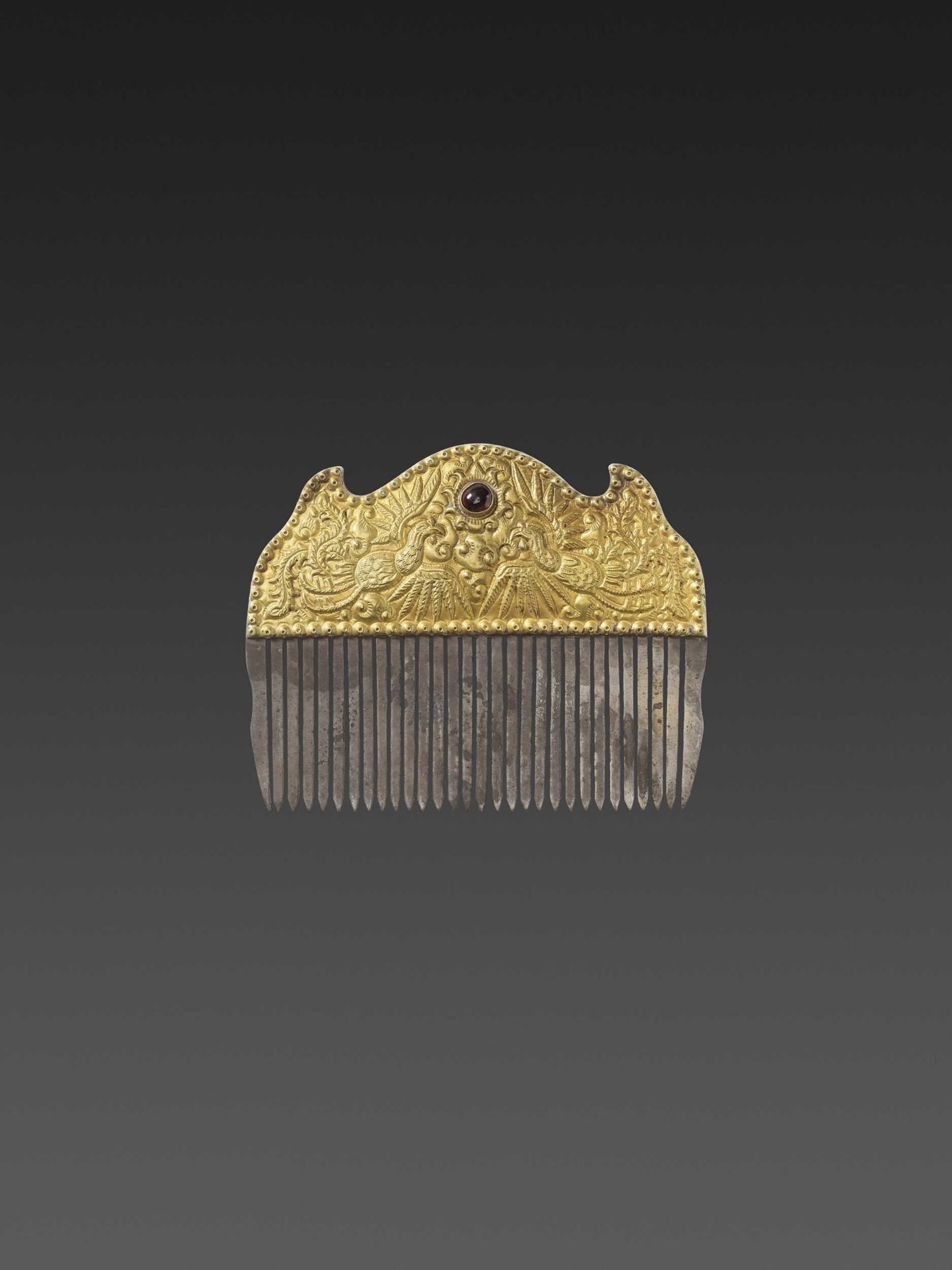 A VIETNAMESE GEMSTONE-SET GOLD REPOUSSÉ AND SILVER HAIR COMB WITH PHOENIXES