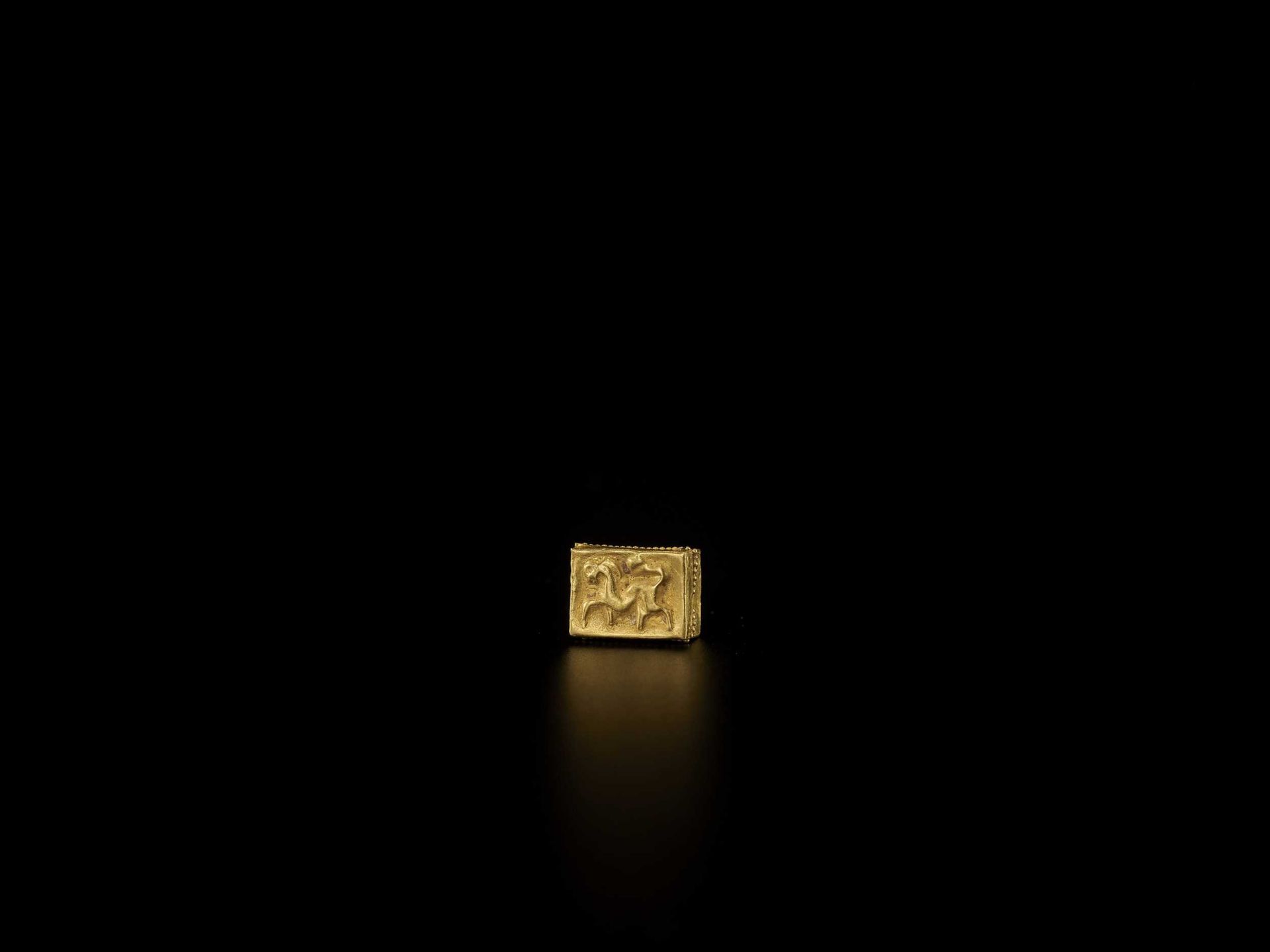 A BACTRIAN GOLD REPOUSSÉ MINIATURE BOX AND COVER WITH A LION - Bild 3 aus 6