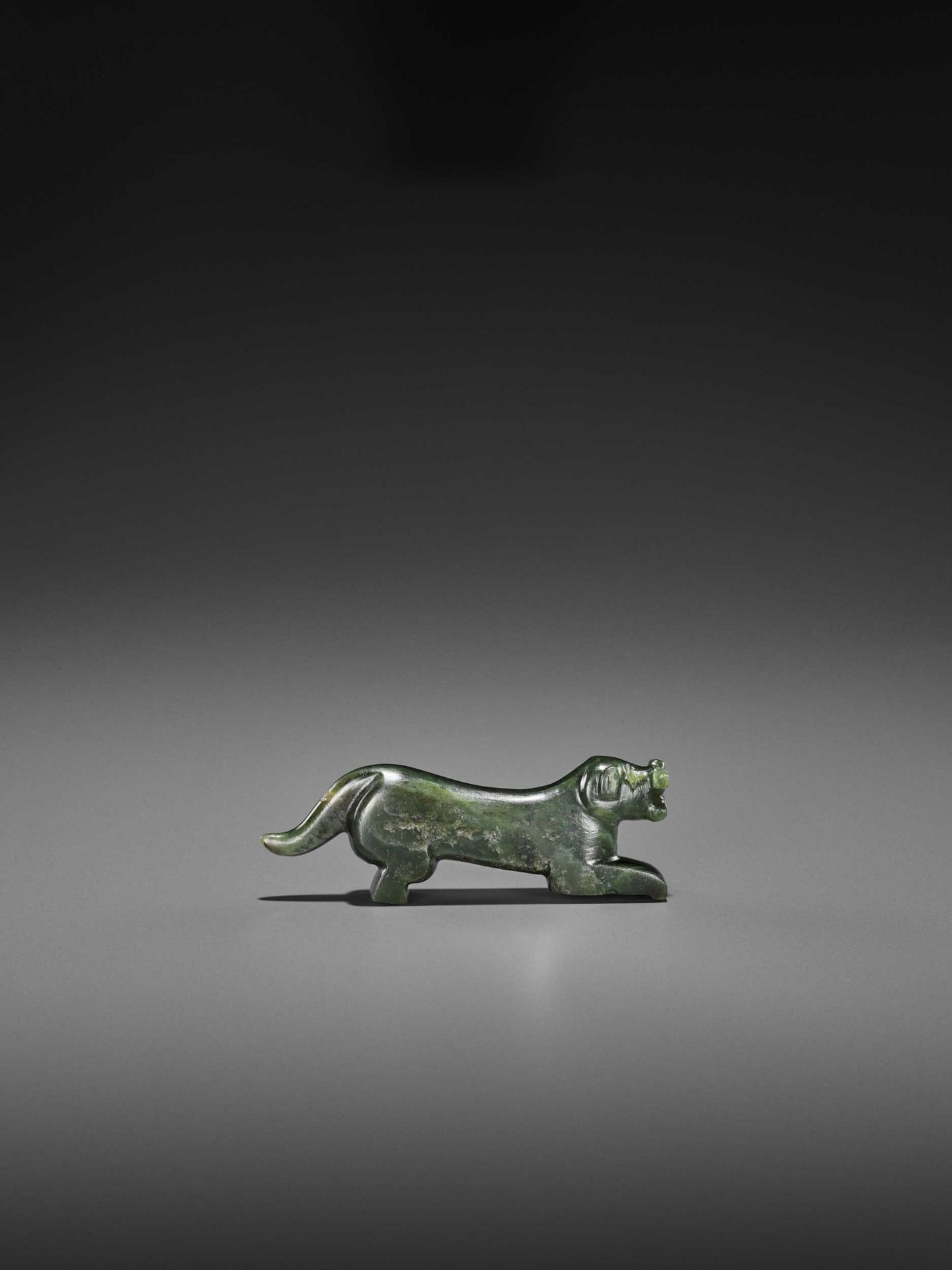 A VERY RARE PYU AVENTURINE TALISMAN DEPICTING A TIGER WITH CUB IN ITS MOUTH - Bild 2 aus 8