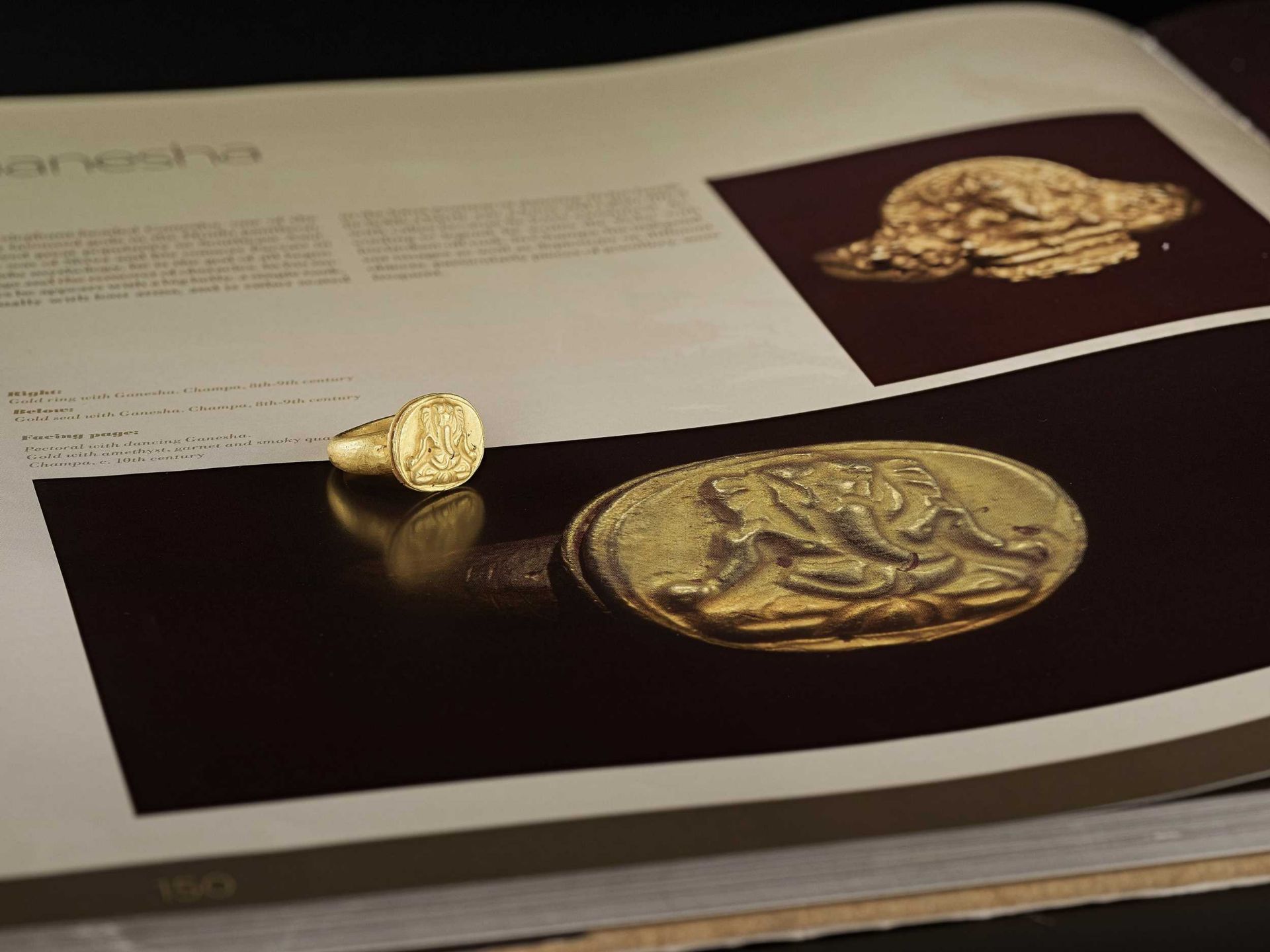 A CHAM-STYLE GOLD SEAL RING WITH RELIEF DEPICTING GANESHA - Bild 2 aus 7