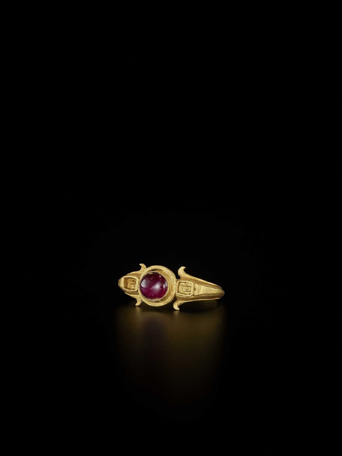 AN IMPRESSIVE BURMESE GOLD RING WITH A LARGE ‘SANG DE PIGEON’ RUBY