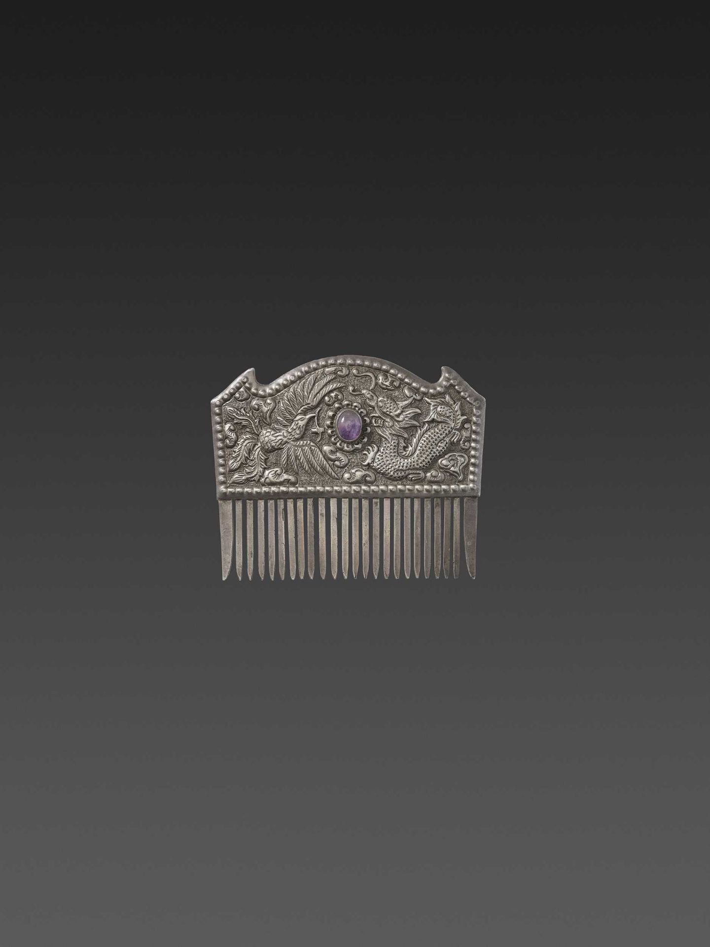 A VIETNAMESE AMETHYST-SET SILVER REPOUSSÉ COMB WITH PHOENIX AND DRAGON