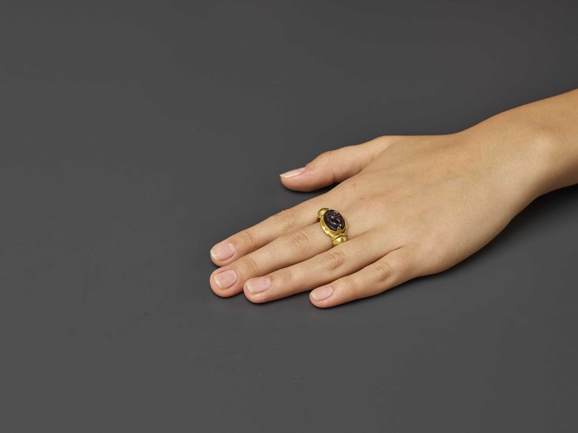 A BURMESE GOLD RING WITH A DARK RED AGATE INTAGLIO - Bild 5 aus 6