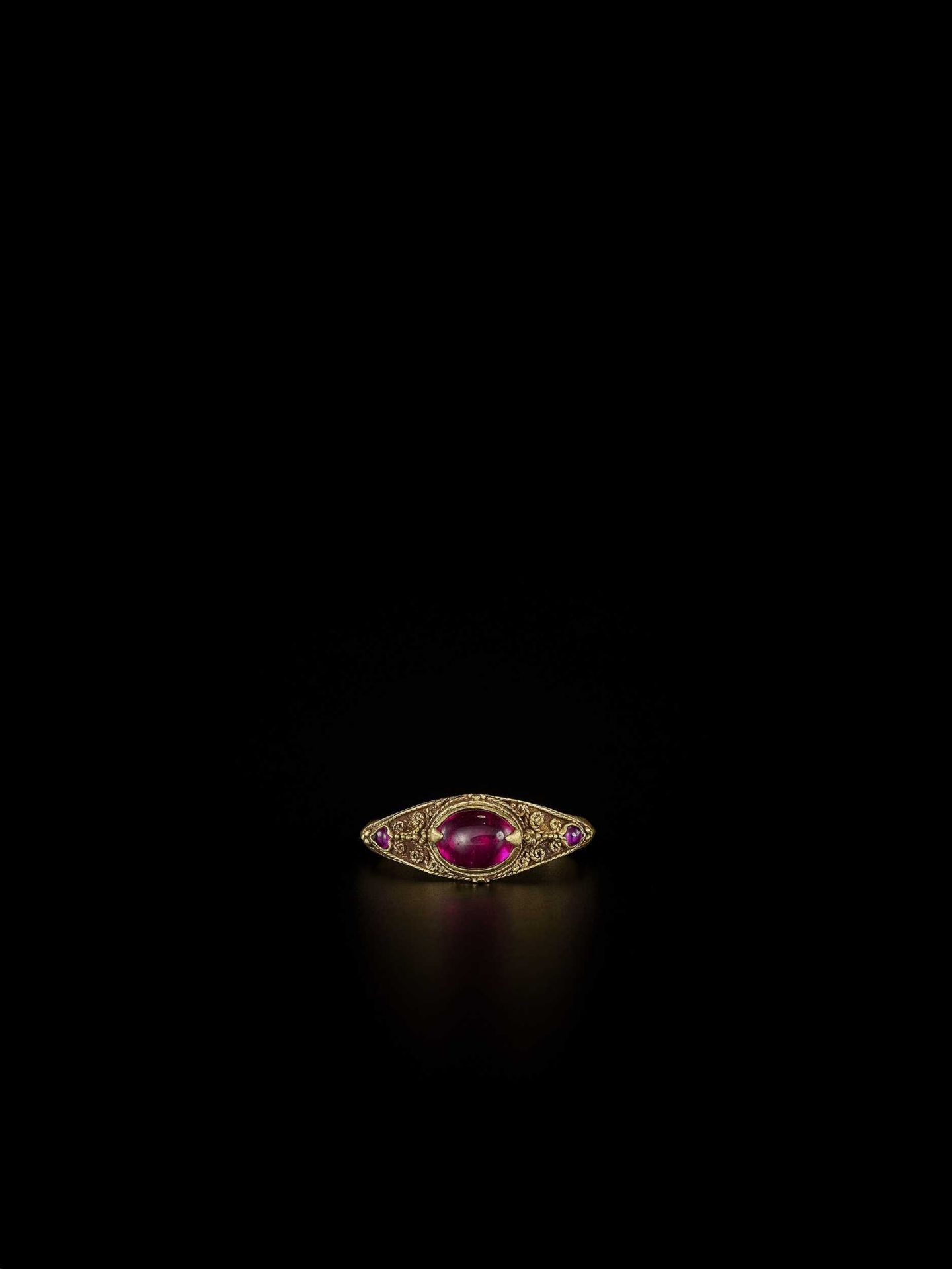 A BURMESE GOLD RING WITH RUBIES, MANDALAY PERIOD - Bild 2 aus 5