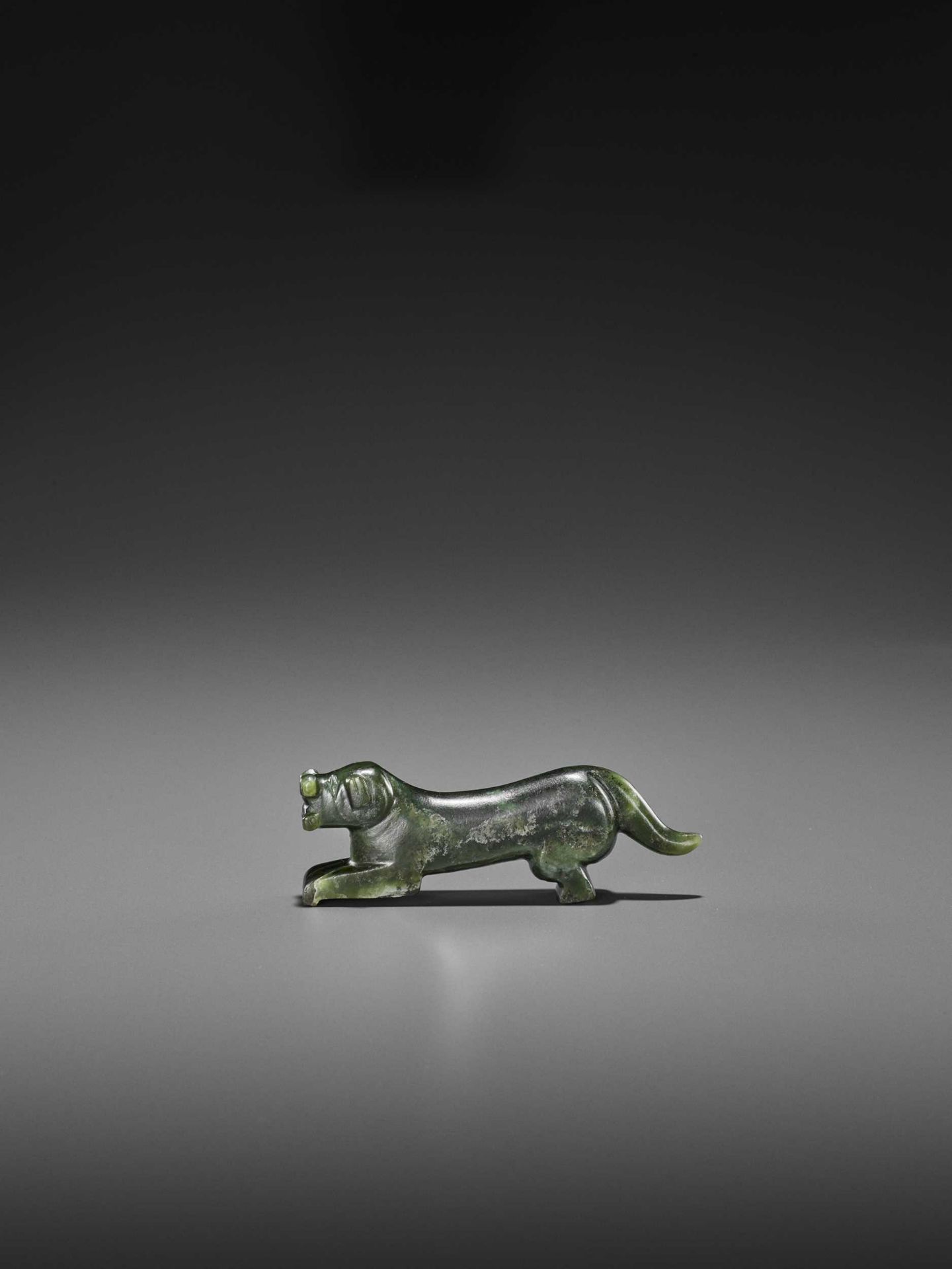 A VERY RARE PYU AVENTURINE TALISMAN DEPICTING A TIGER WITH CUB IN ITS MOUTH - Bild 5 aus 8