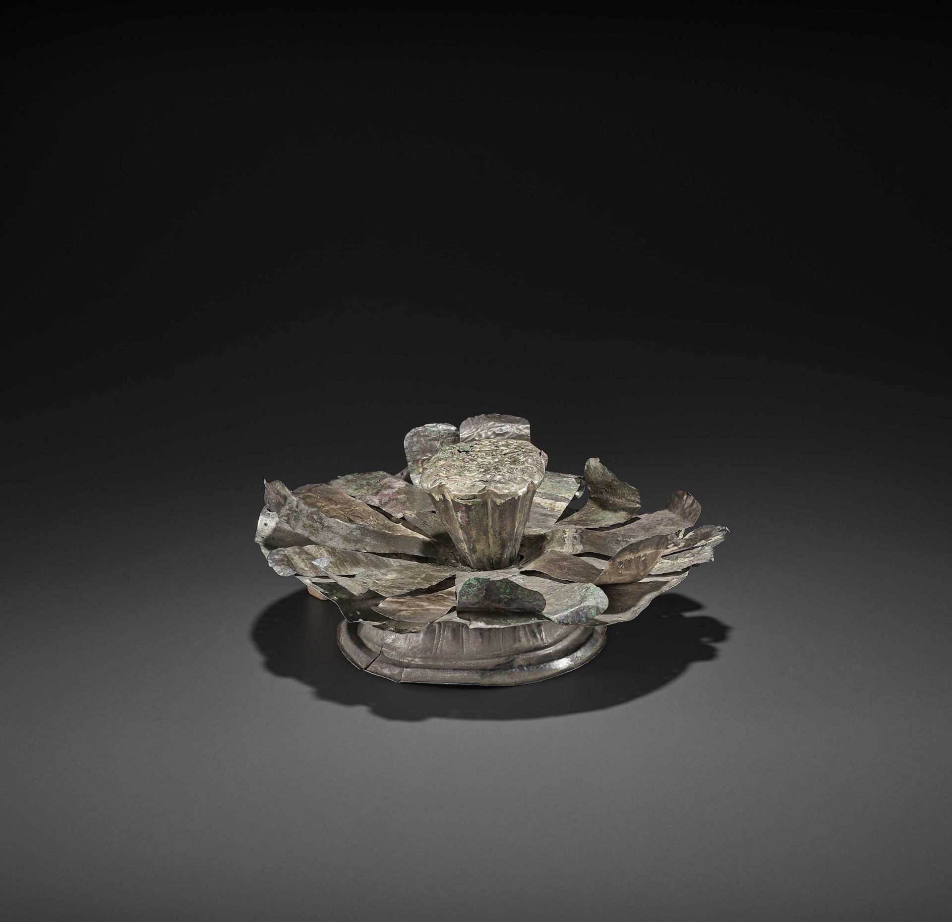 AN EXCEPTIONAL CHAM SILVER REPOUSSÉ ‘OPEN LOTUS’ RITUAL OBJECT - Bild 5 aus 7