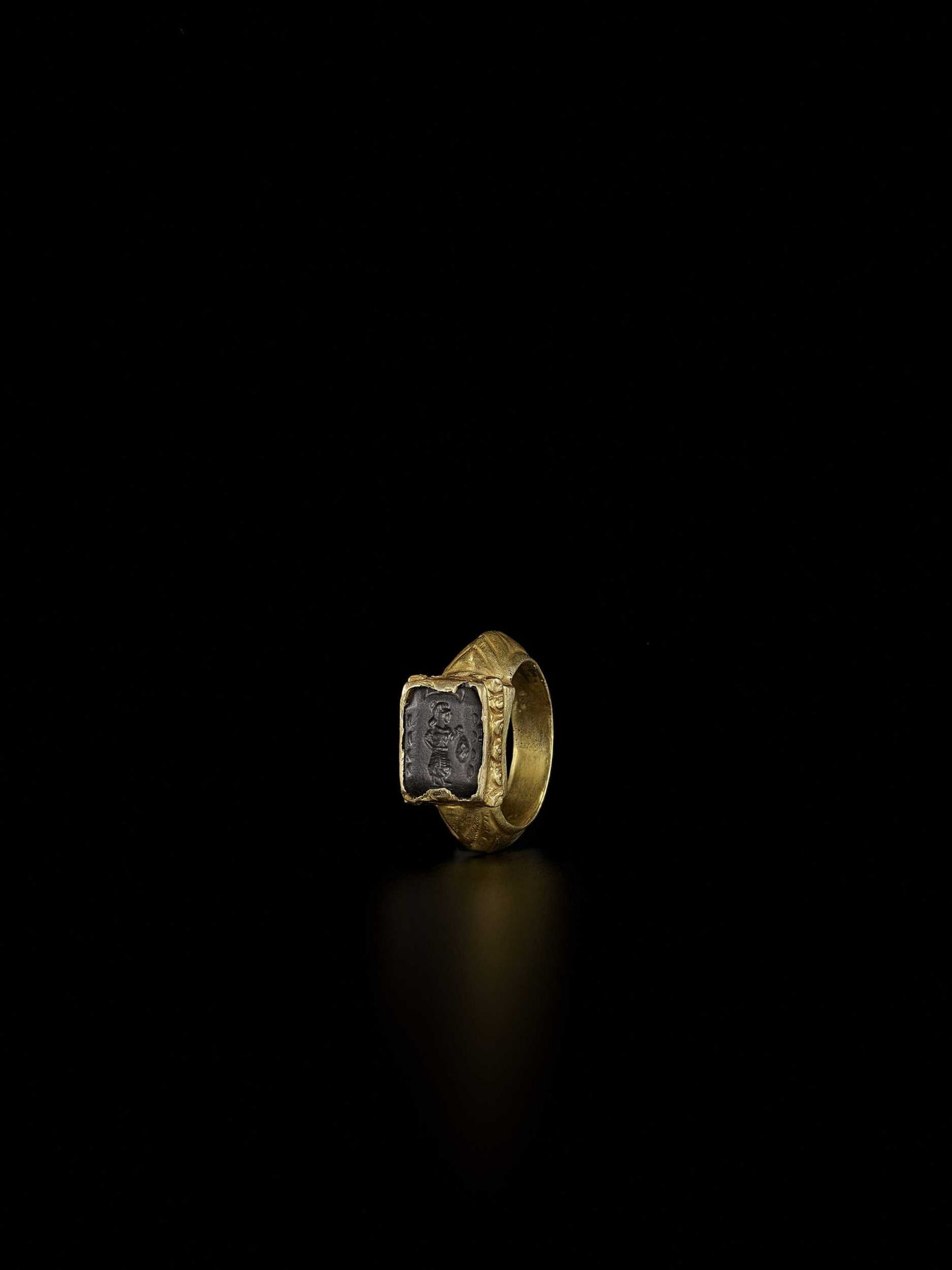 A PYU GOLD RING WITH ONYX INTAGLIO