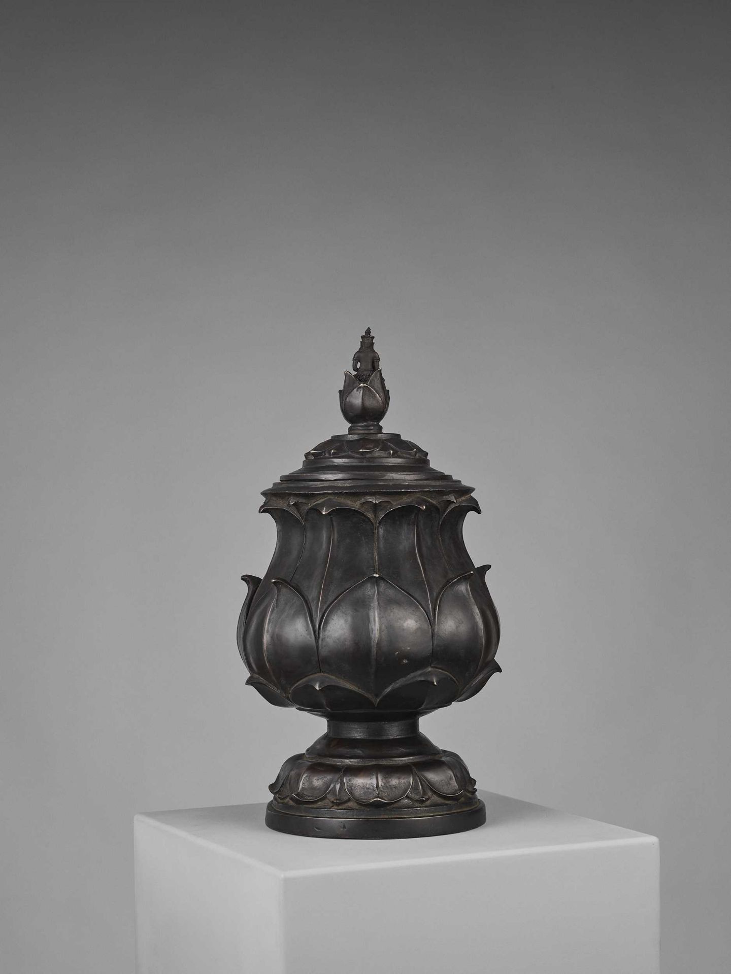 A HEAVY CHAM BRONZE ‘LOTUS’ VESSEL AND COVER - Image 5 of 7