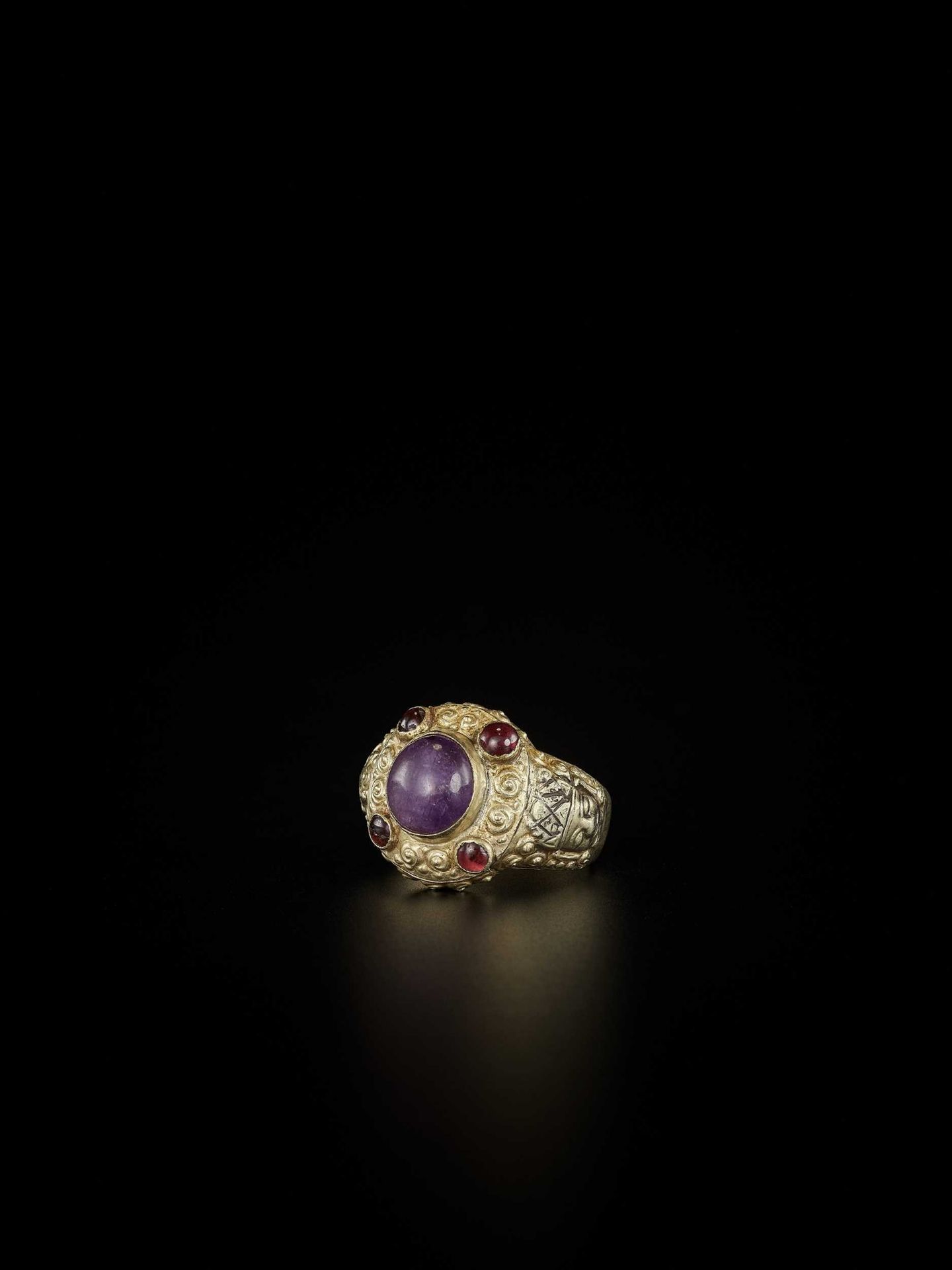 A CHAM AMETHYST AND GARNET-SET GOLD REPOUSSÉ RING WITH KING’S HEADS - Bild 4 aus 5