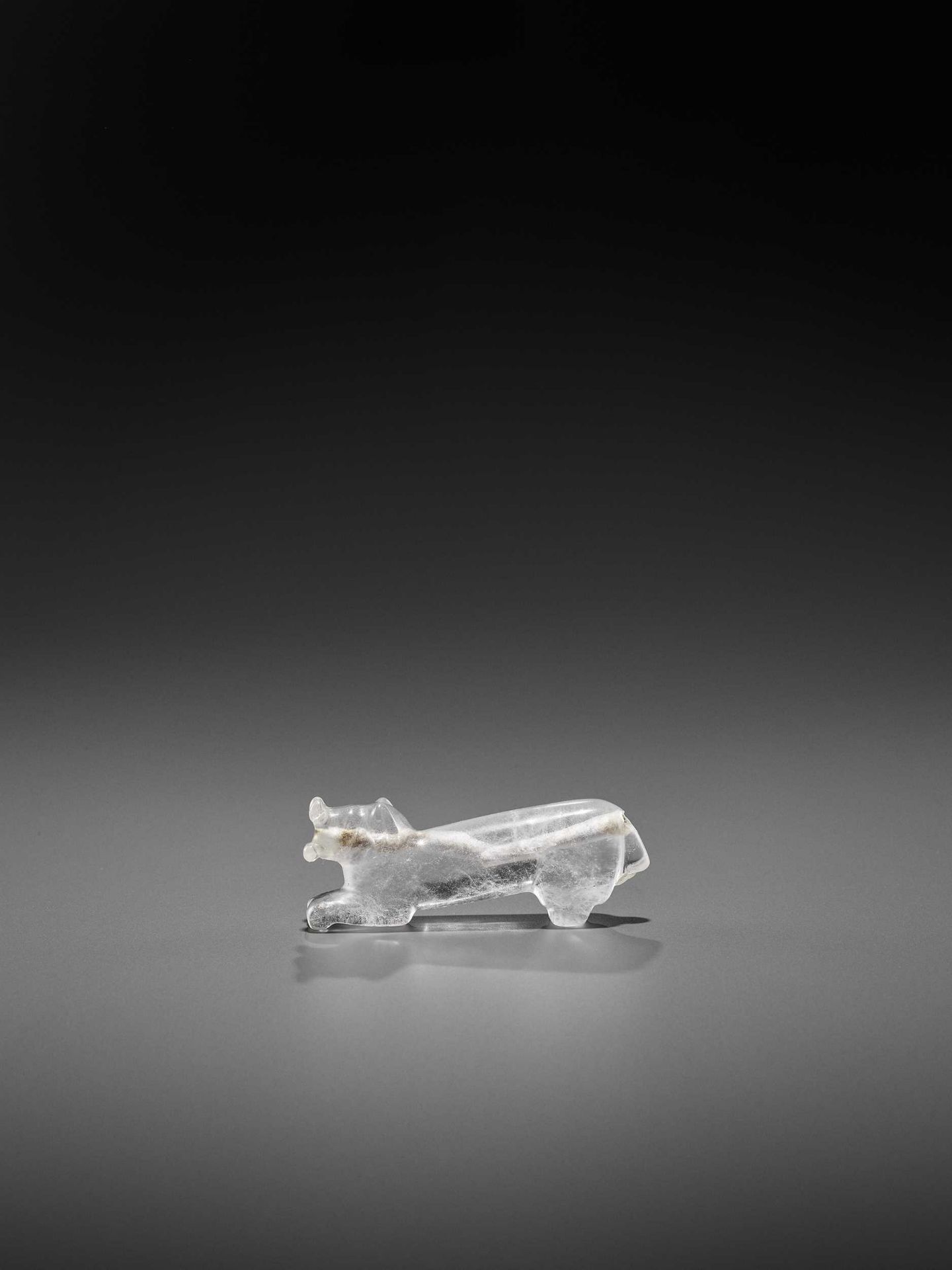 A VERY RARE PYU ROCK CRYSTAL TALISMAN DEPICTING A TIGER WITH CUB IN ITS MOUTH - Bild 2 aus 8