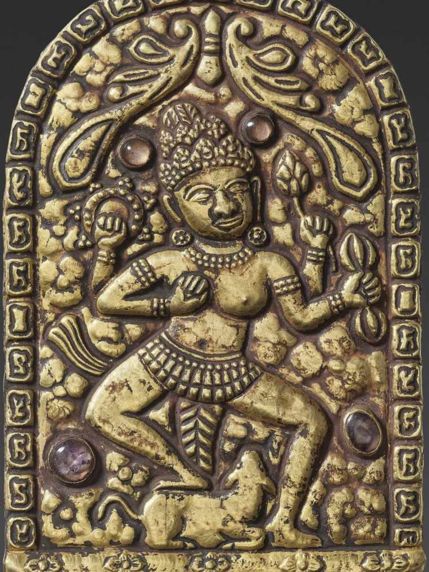 A CHAM AMETHYST AND ROCK CRYSTAL-SET GOLD REPOUSSÉ PECTORAL DEPICTING A DANCING UMA AND NANDI - Bild 3 aus 4