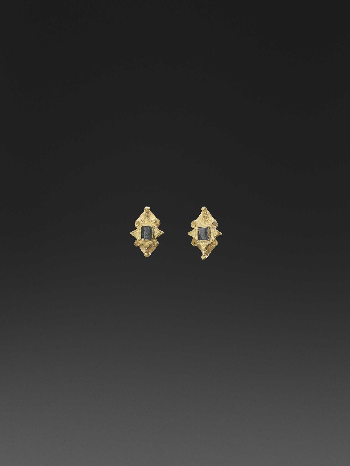 A PAIR OF CHAM GOLD EARRINGS WITH EMERALDS