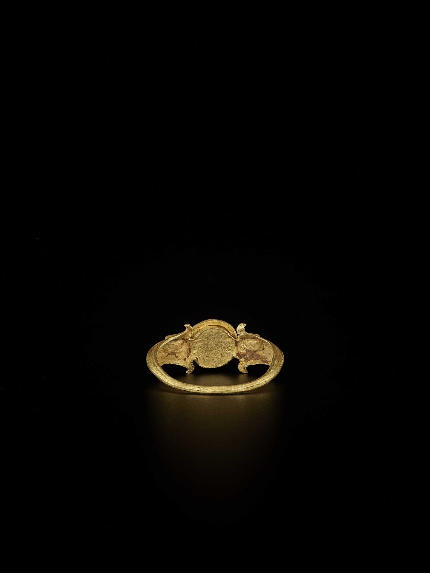 AN IMPRESSIVE BURMESE GOLD RING WITH A LARGE ‘SANG DE PIGEON’ RUBY - Bild 4 aus 4