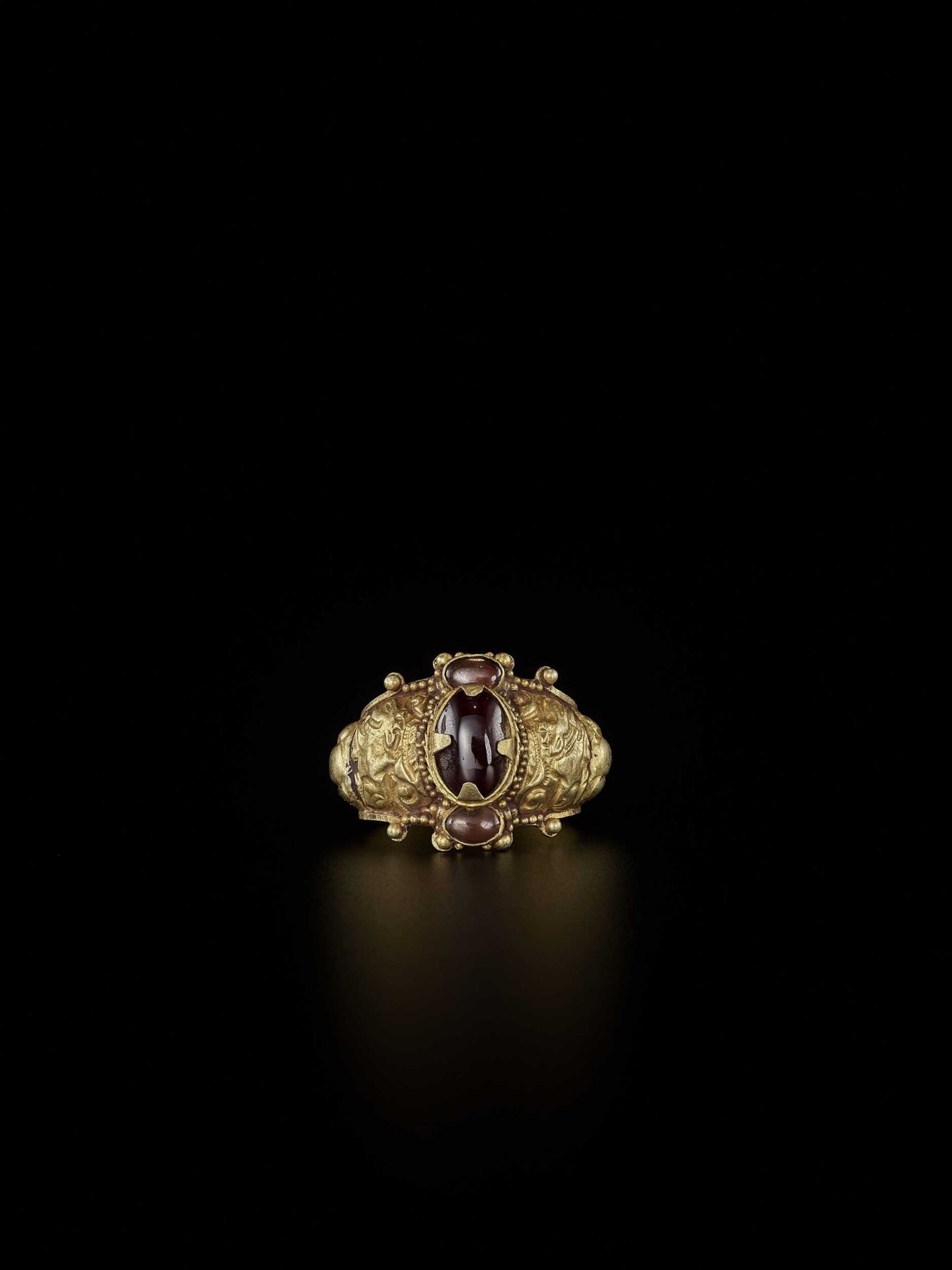 A CHAM AMETHYST AND CRYSTAL-SET GOLD REPOUSSÉ RING WITH NANDI - Bild 2 aus 5