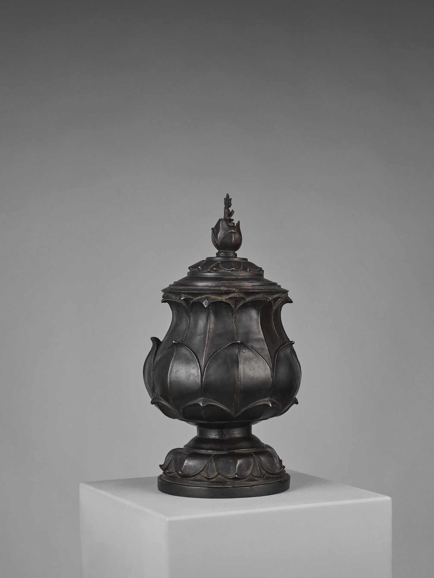 A HEAVY CHAM BRONZE ‘LOTUS’ VESSEL AND COVER - Image 4 of 7