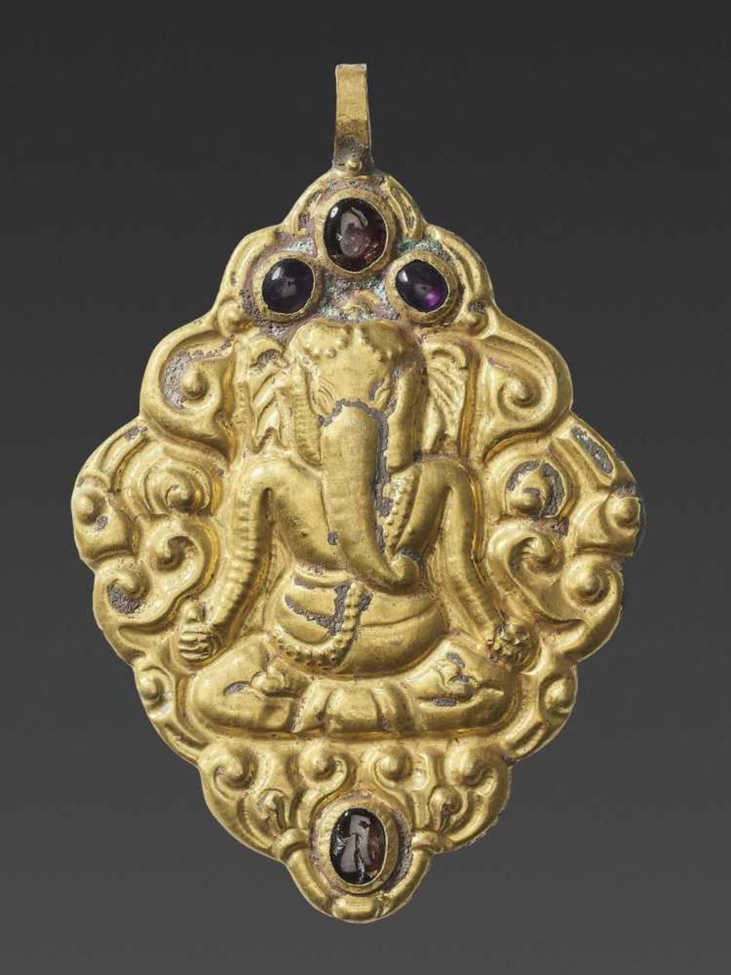 A CHAM GEMSTONE-SET GOLD REPOUSSÉ PENDANT DEPICTING GANESHA - Bild 2 aus 5